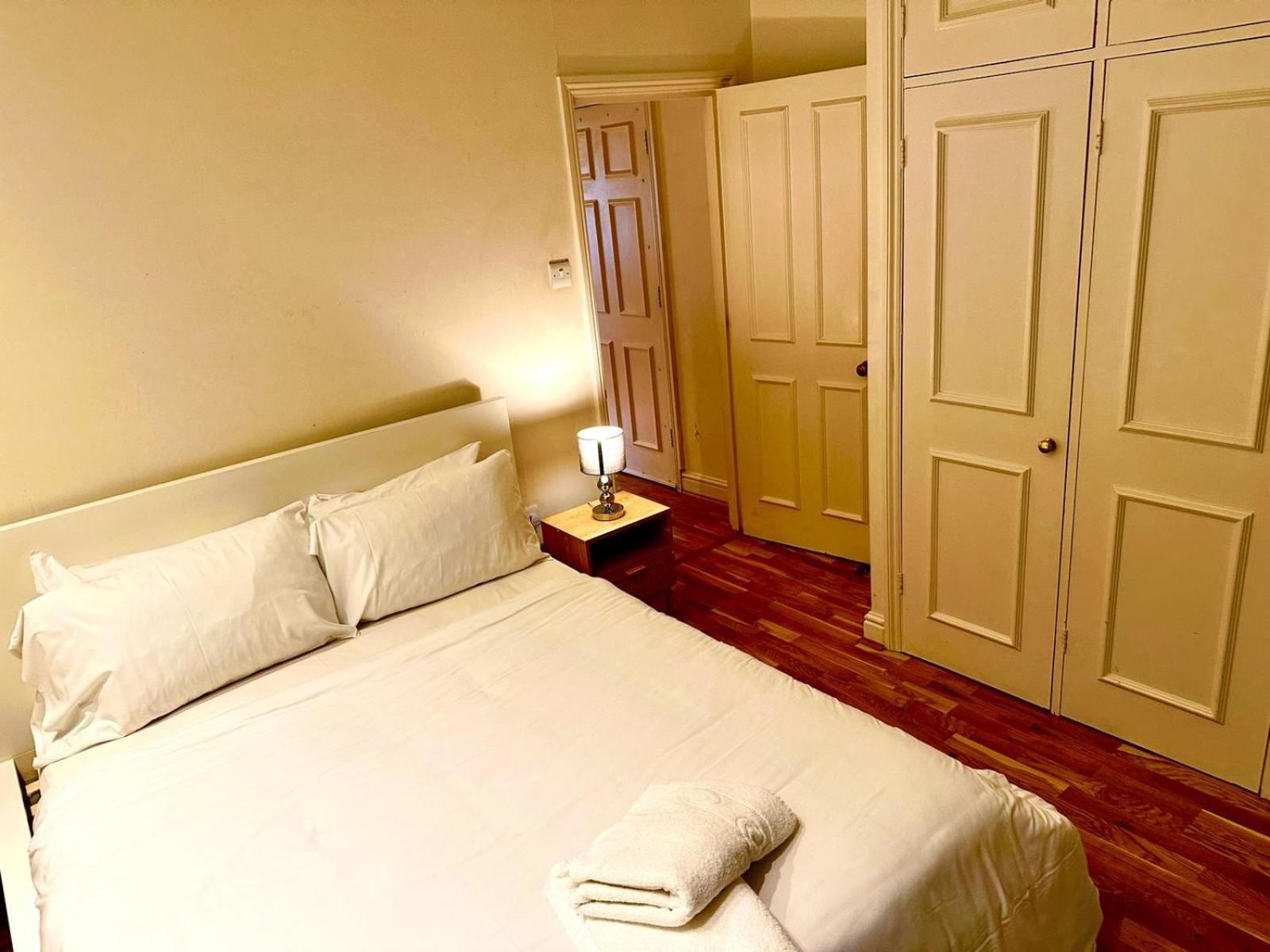 Sweetdreams Residences Portfolio - Stylish Fully equipped with Workspace Apartments in Kensington and Chelsea by Ricky & Giustina - Perfect for long stays