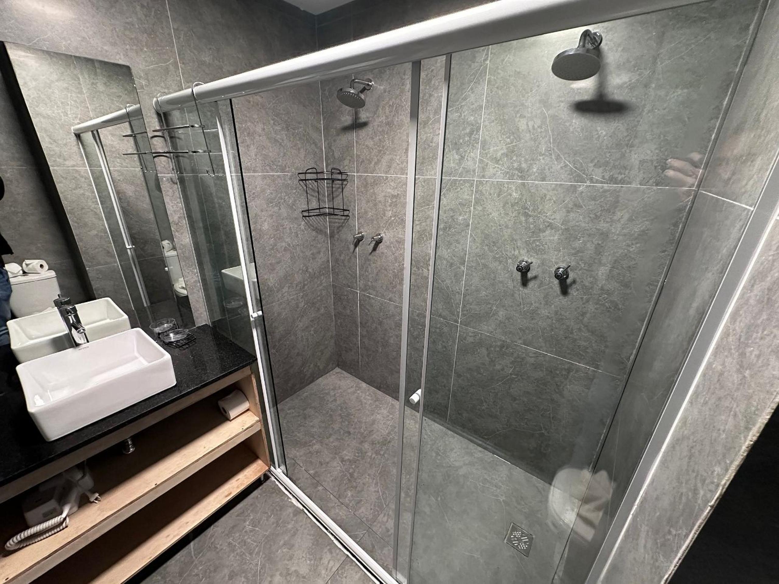 Suite with Hot and Cold Air Conditioning
