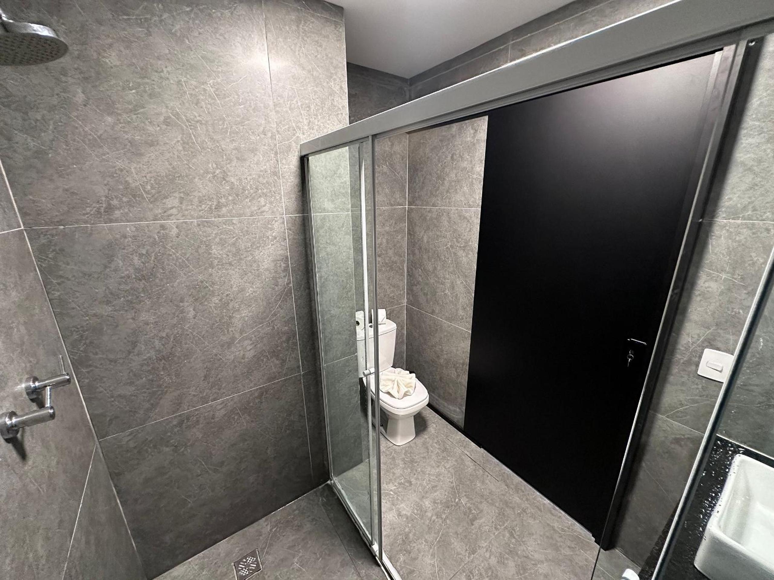 Suite with Hot and Cold Air Conditioning