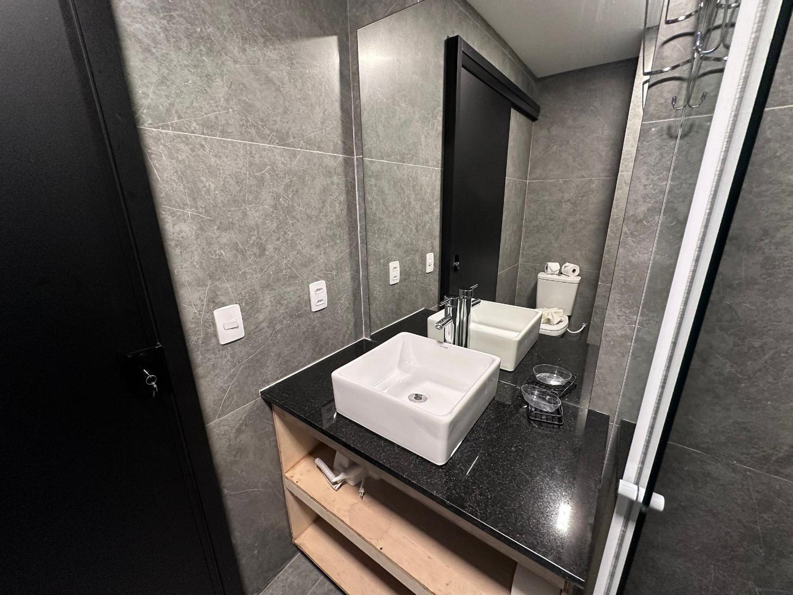 Suite with Hot and Cold Air Conditioning
