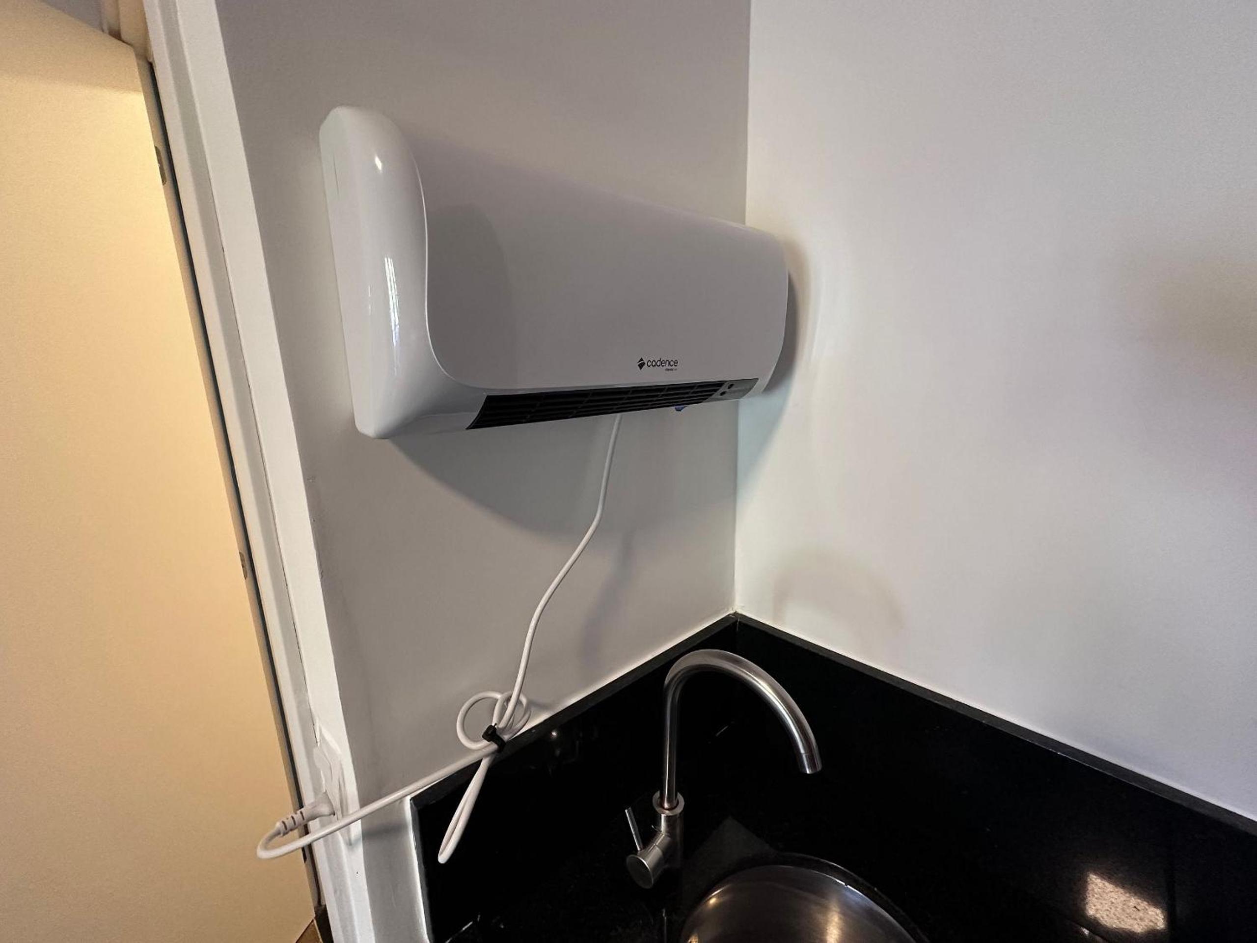 Suite with Hot and Cold Air Conditioning