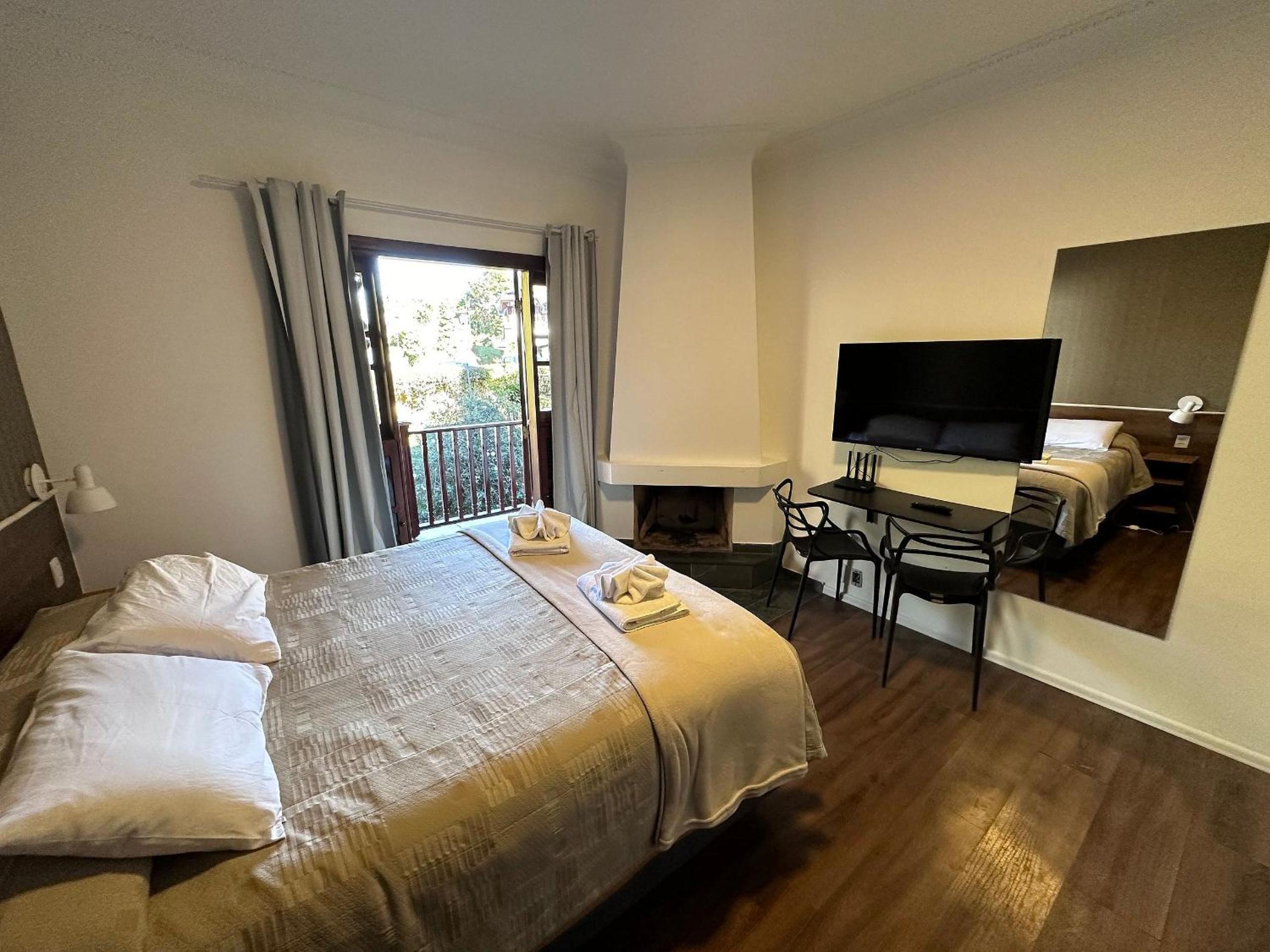 Suite with Hot and Cold Air Conditioning