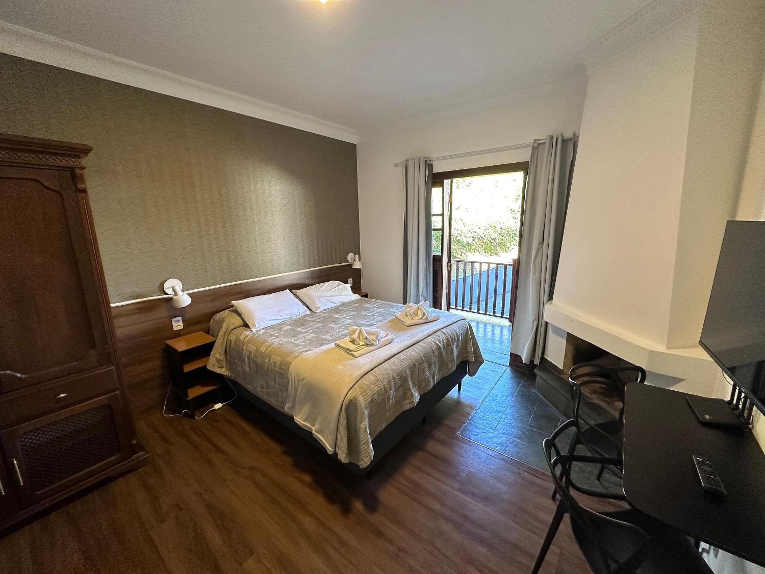 Suite with Hot and Cold Air Conditioning