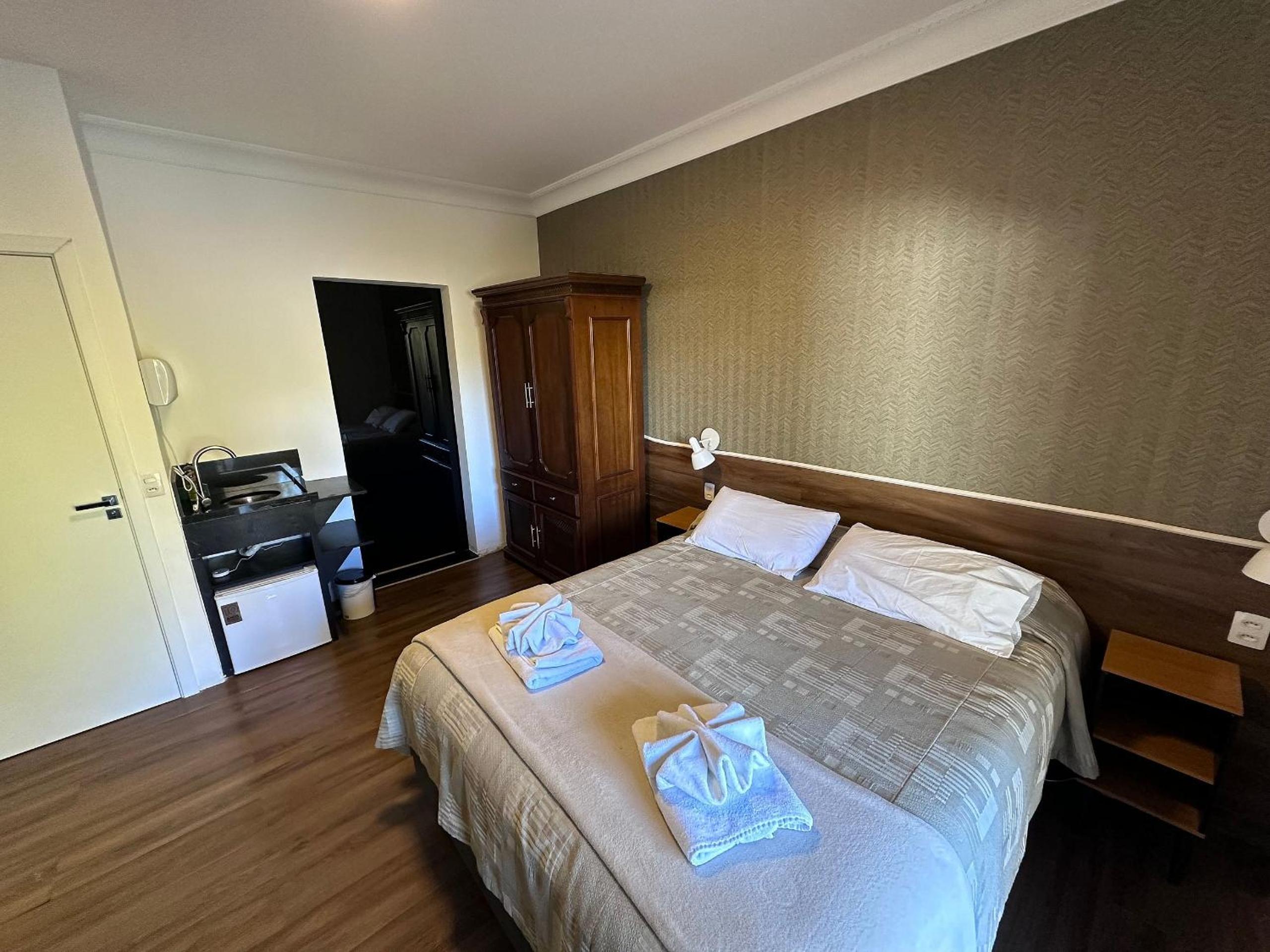 Suite with Hot and Cold Air Conditioning