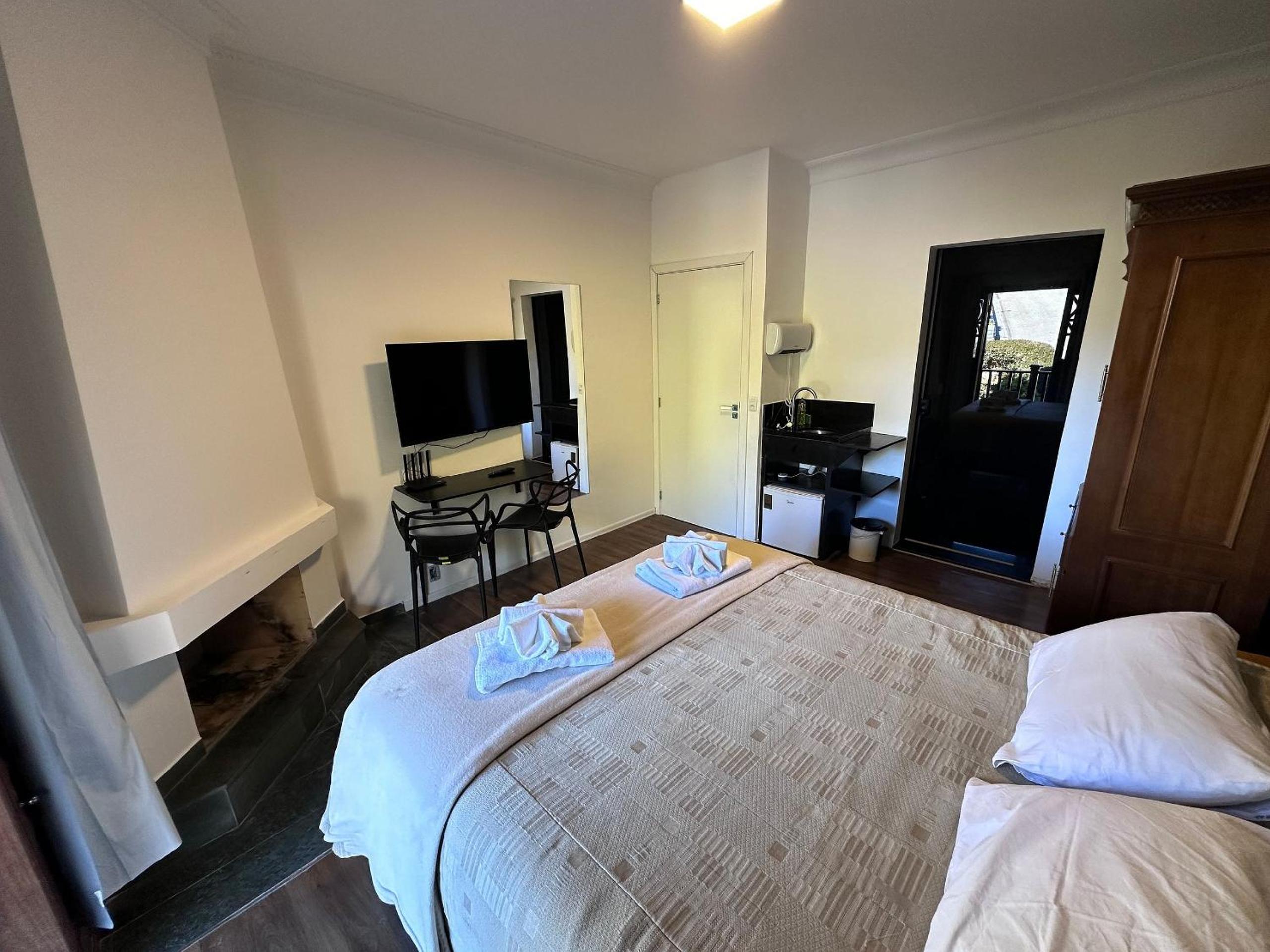 Suite with Hot and Cold Air Conditioning