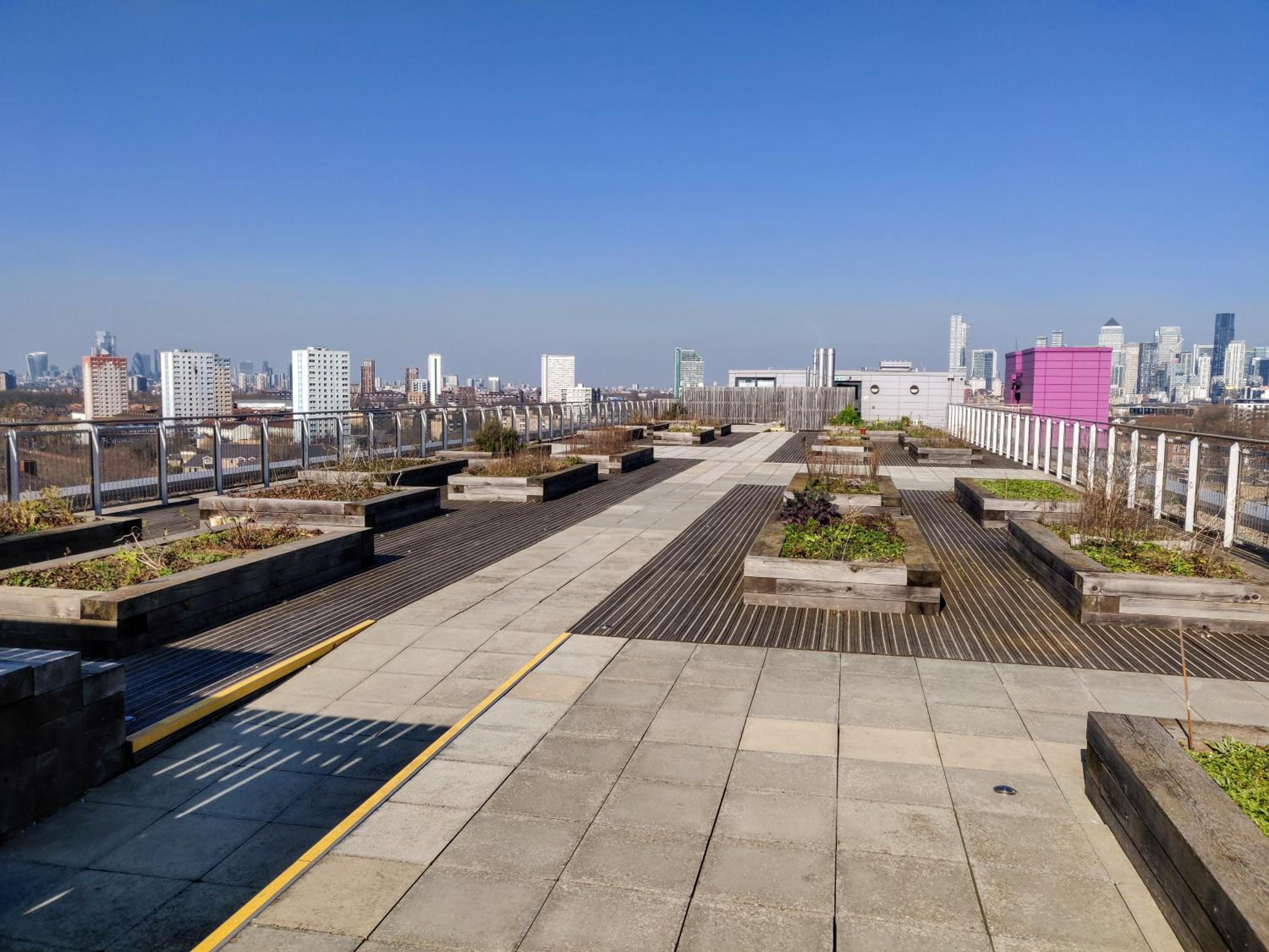 Modern London Apartment near Greenwich - Rooftop City View