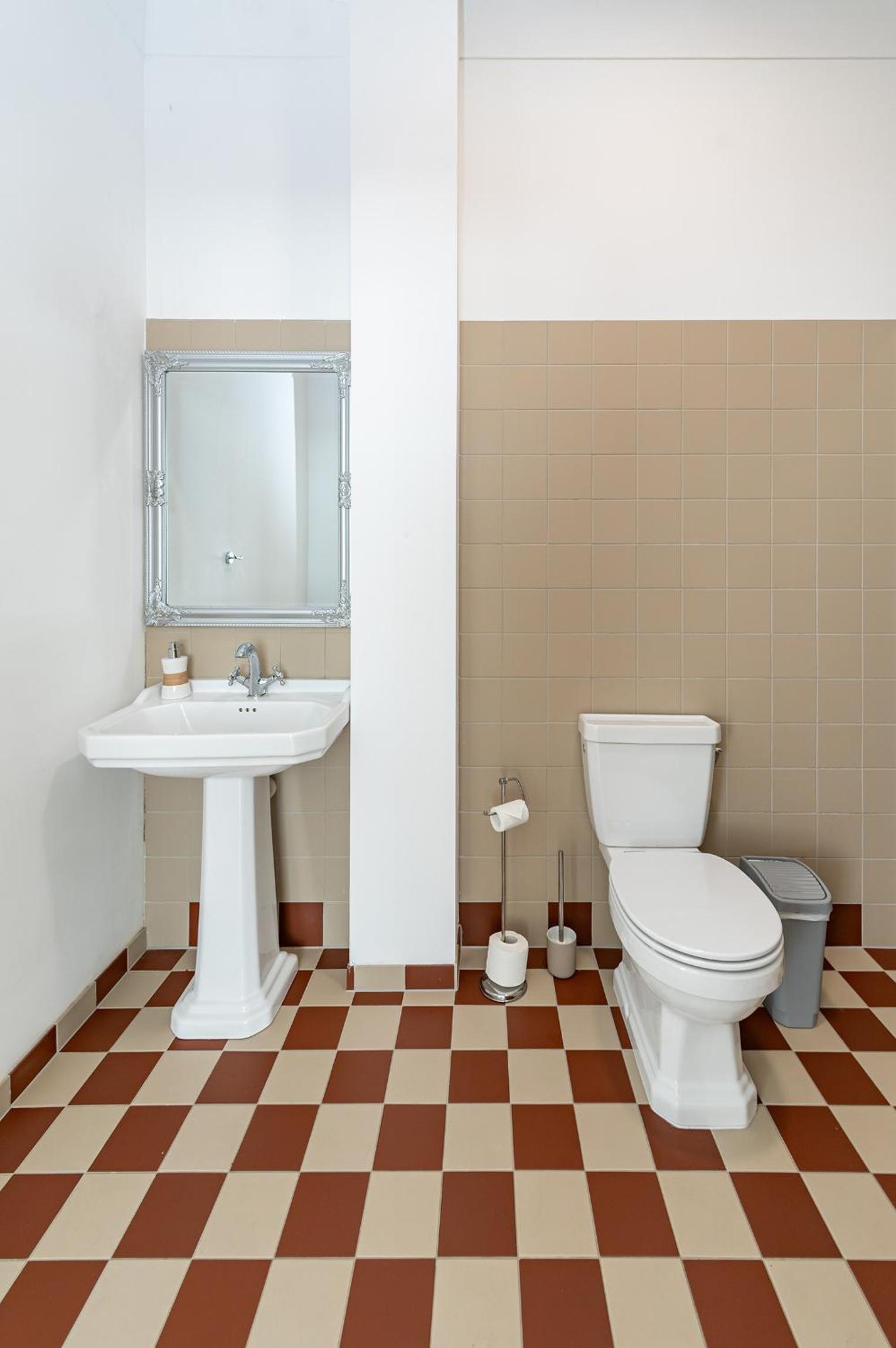Park Avenue Apartments by Hostlovers view 4
