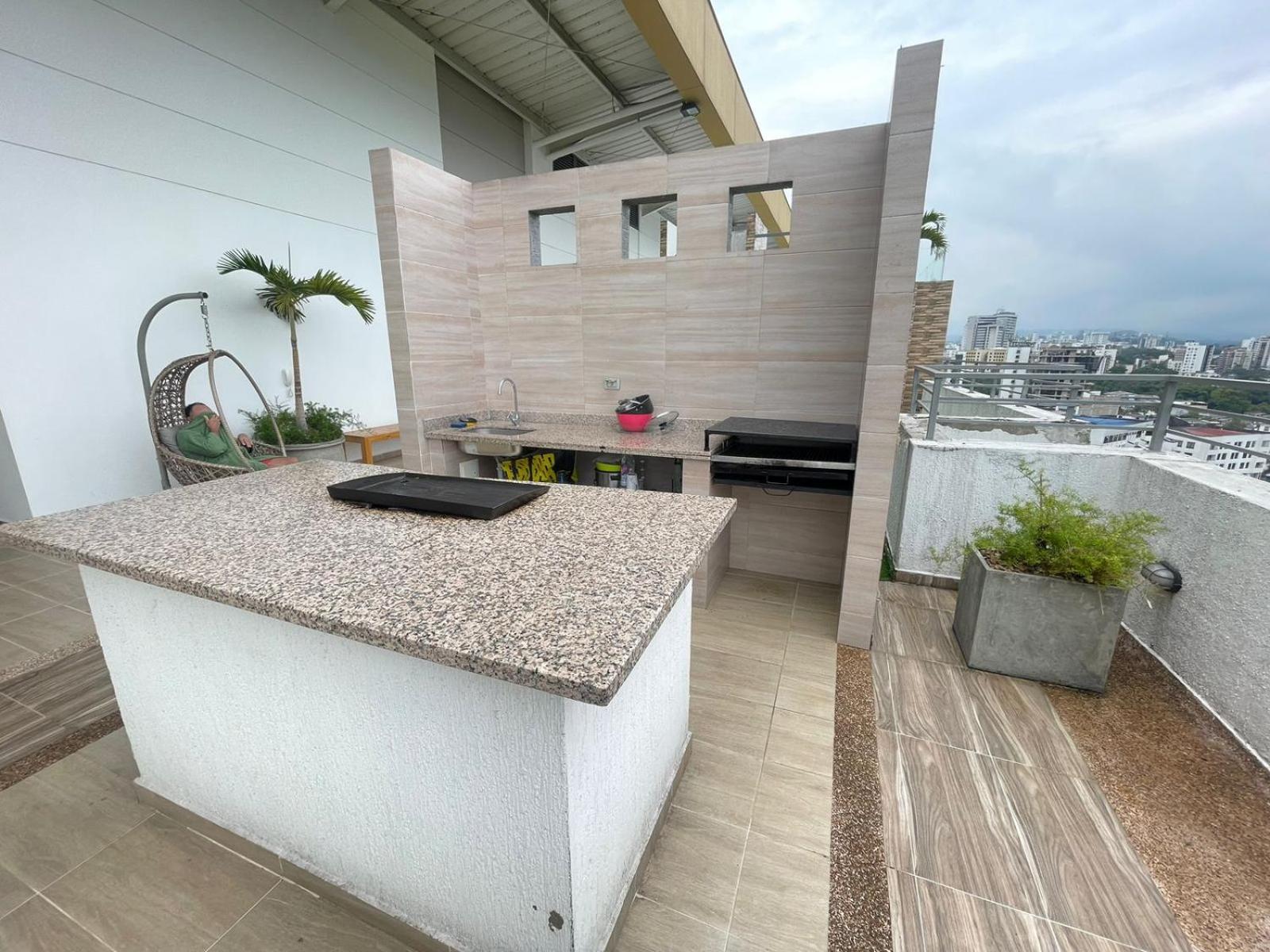 CH1204-Apartamento con linda vista en sector fundadores