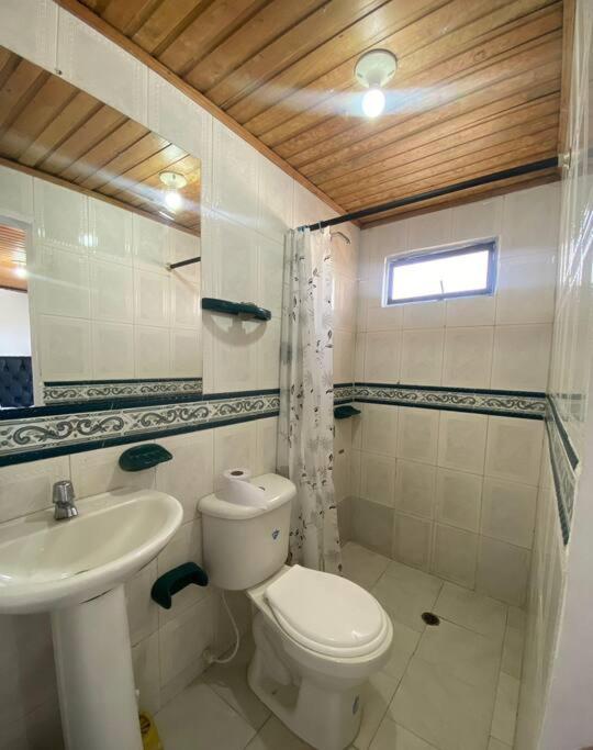 Cozy 5 Bedroom, 6 Bathroom Apartment