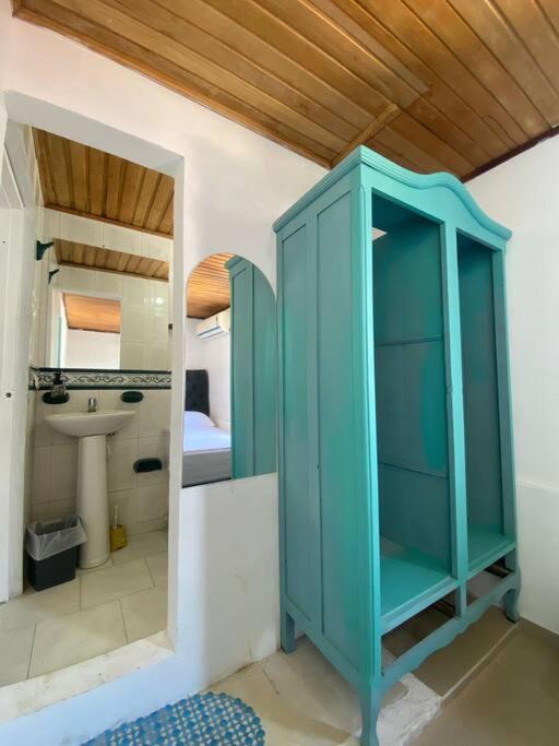 Cozy 5 Bedroom, 6 Bathroom Apartment