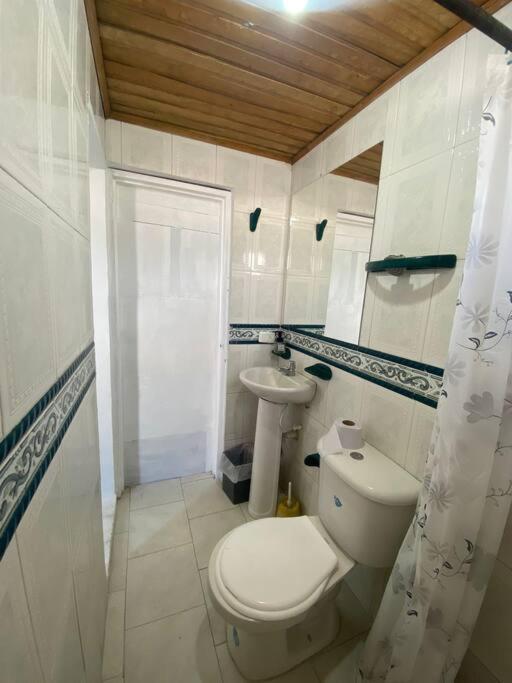 Cozy 5 Bedroom, 6 Bathroom Apartment