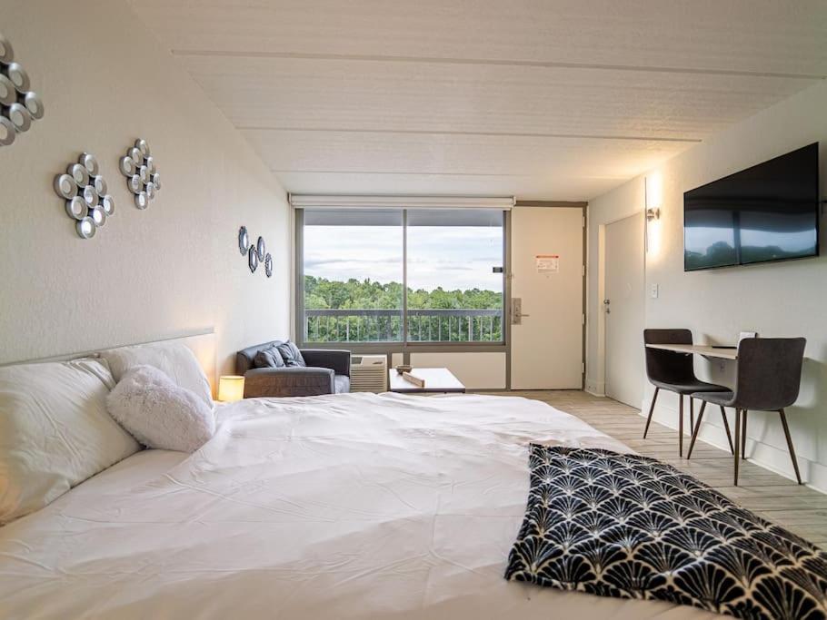 Orlando Affordable 1BR Disney Retreat with Lake View