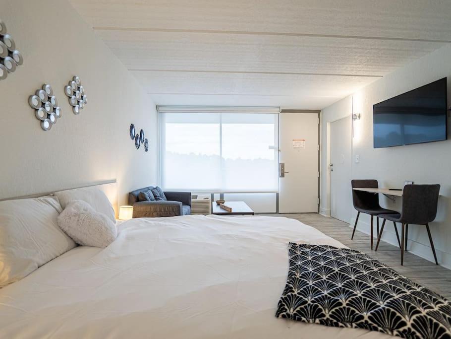Orlando Affordable 1BR Disney Retreat with Lake View