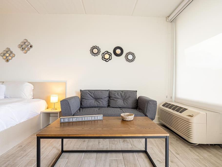 Orlando Affordable 1BR Disney Retreat with Lake View