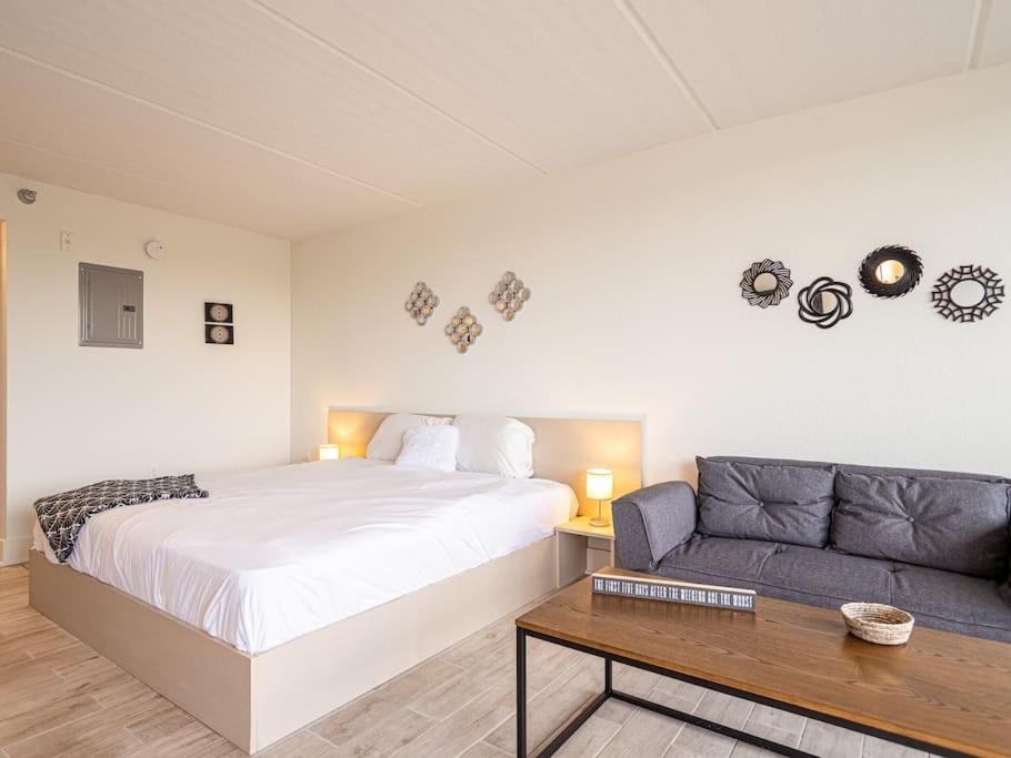 Orlando Affordable 1BR Disney Retreat with Lake View