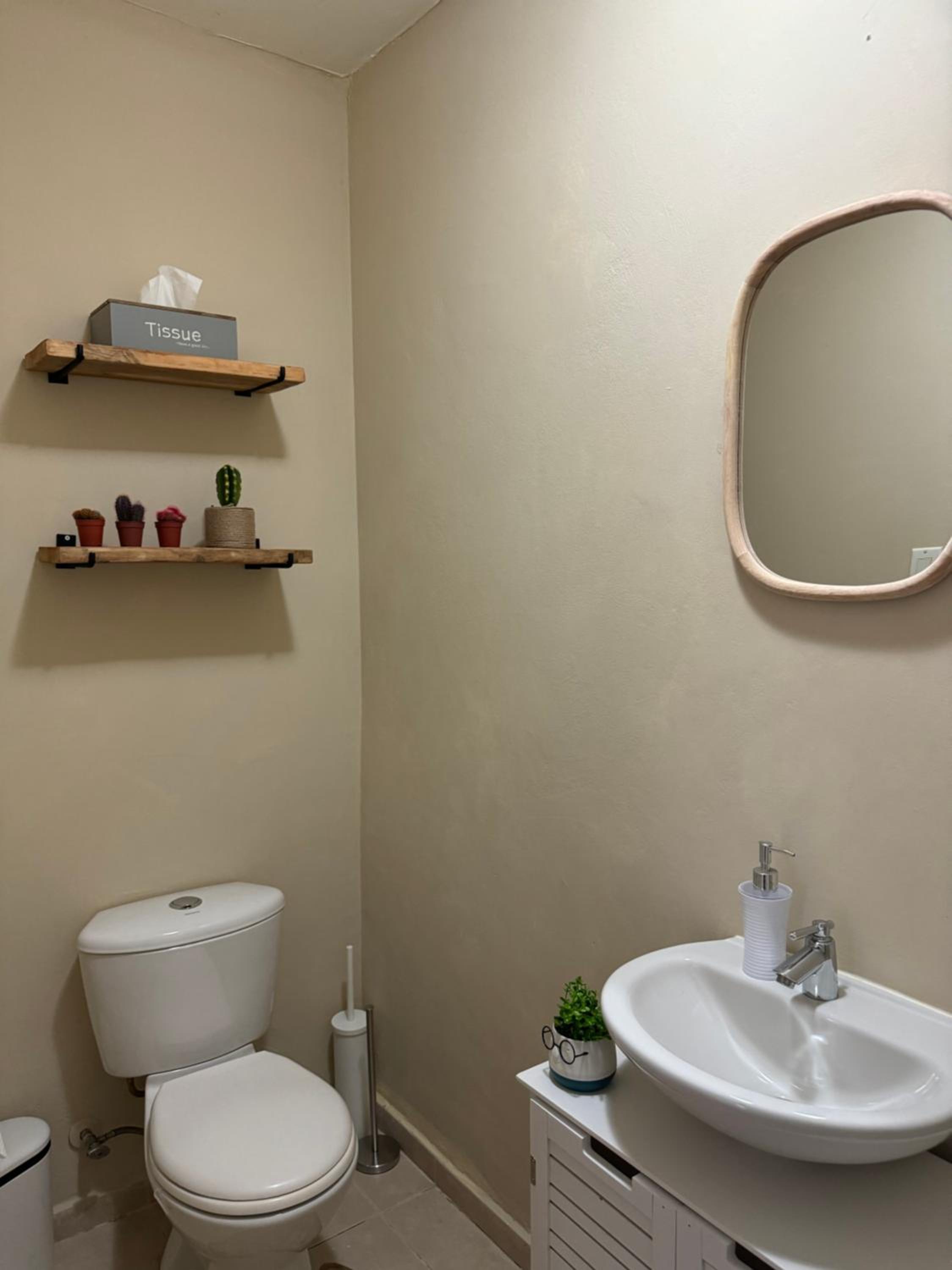Cozy 2 Bedroom Apartment in Brakkeput