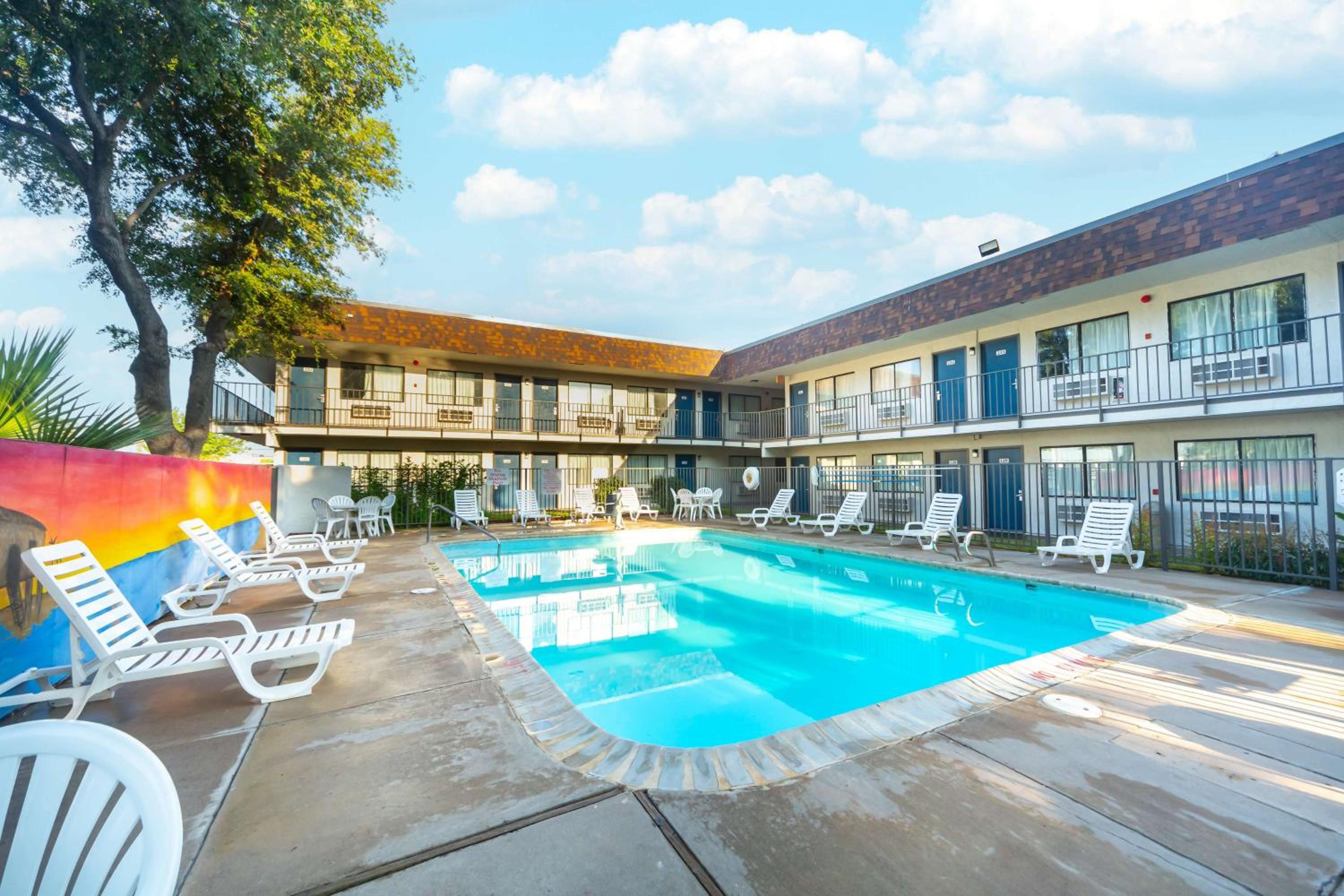 Del Rio Vacations - Motel 6-Del Rio, TX - Property Image 2