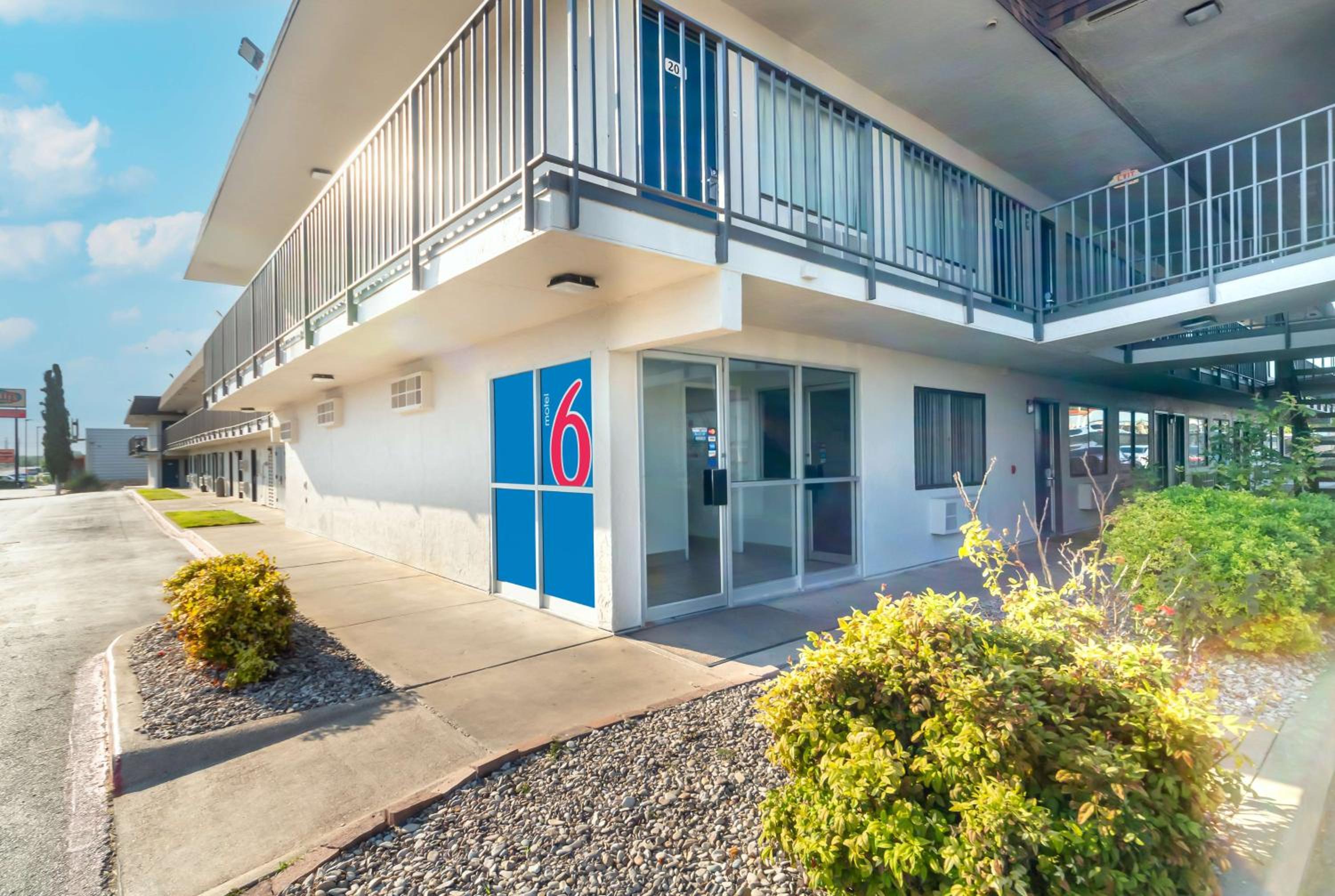 Del Rio Vacations - Motel 6-Del Rio, TX - Property Image 3