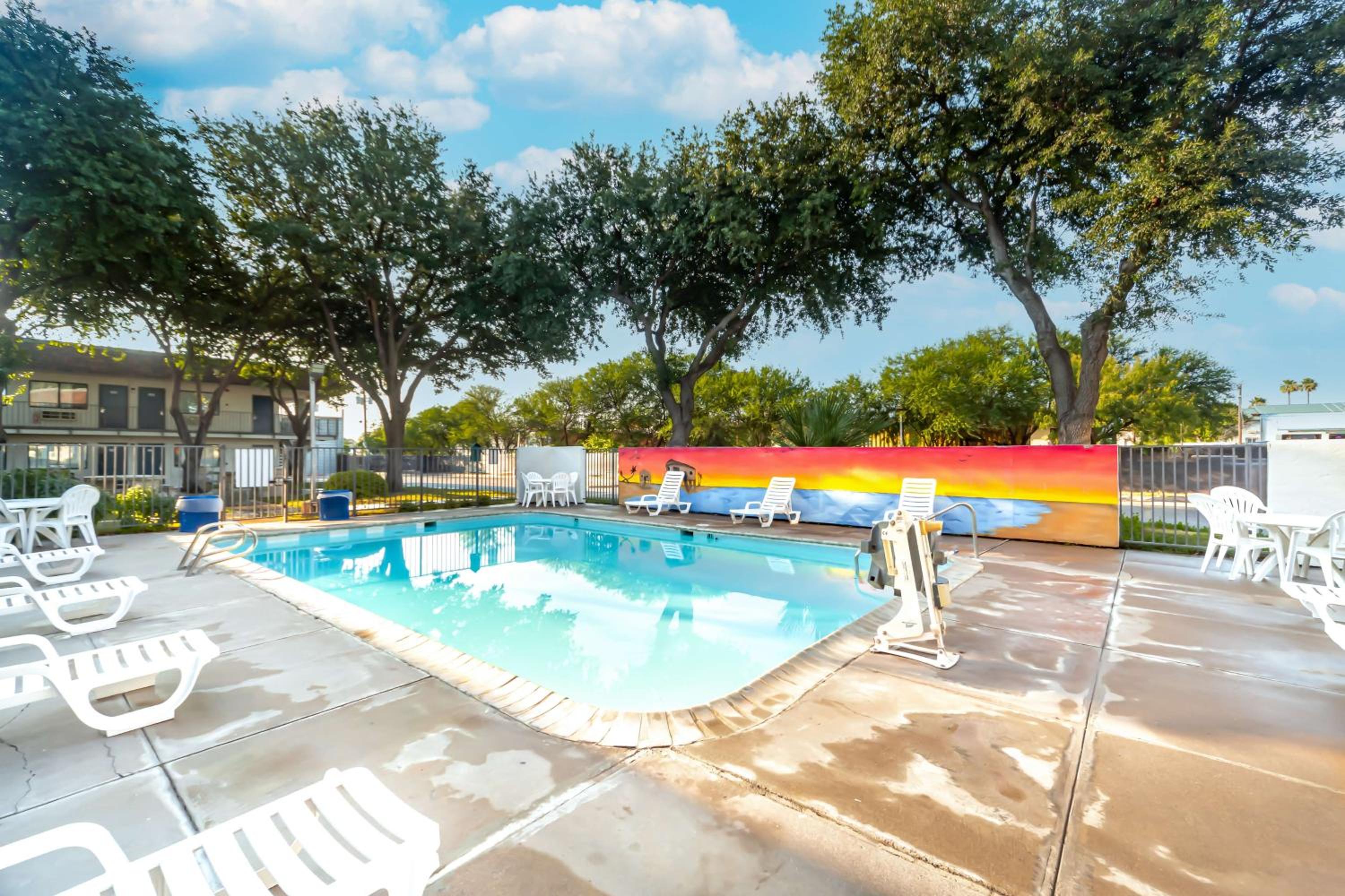 Del Rio Vacations - Motel 6-Del Rio, TX - Property Image 4