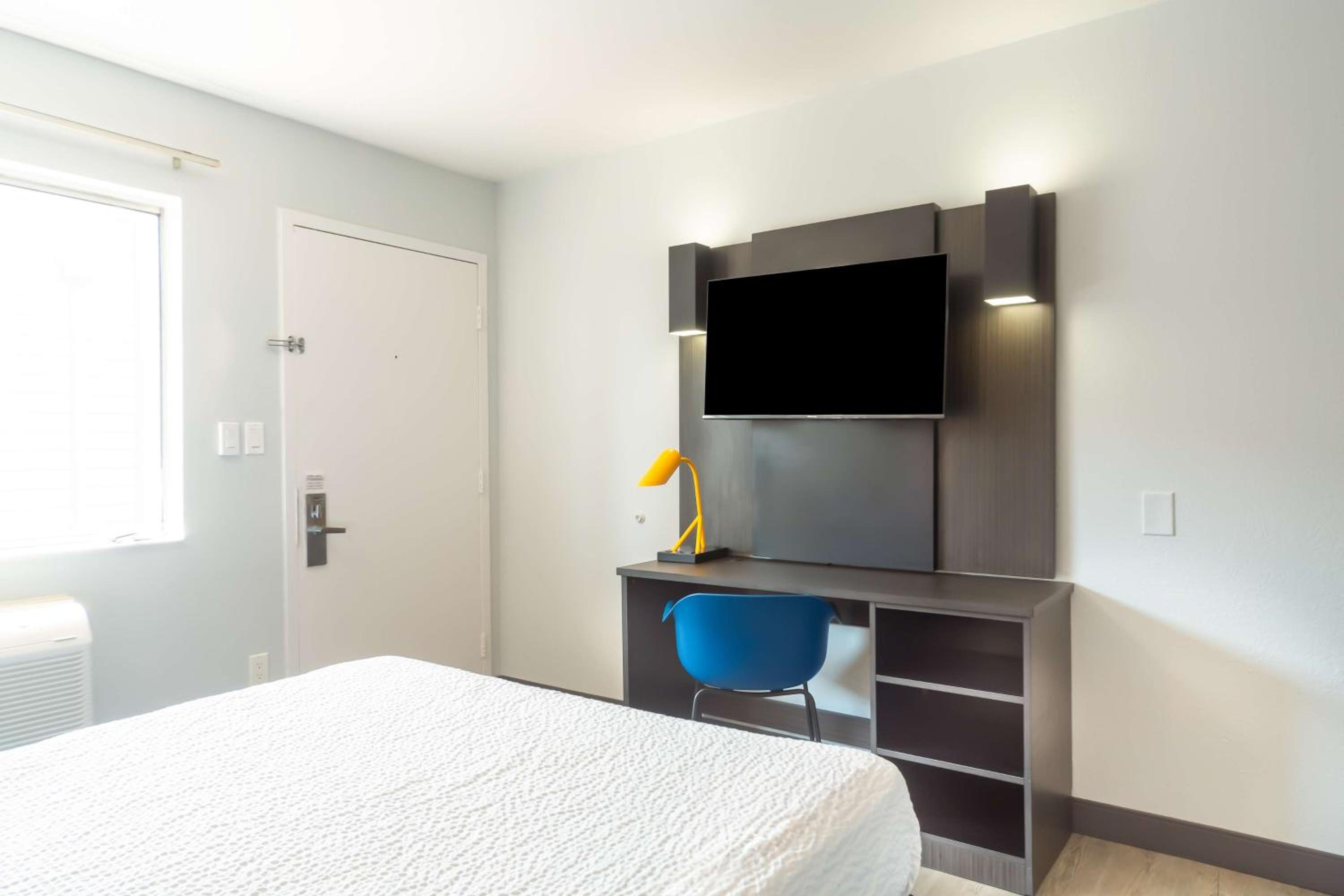 Del Rio Vacations - Motel 6-Del Rio, TX - Property Image 12