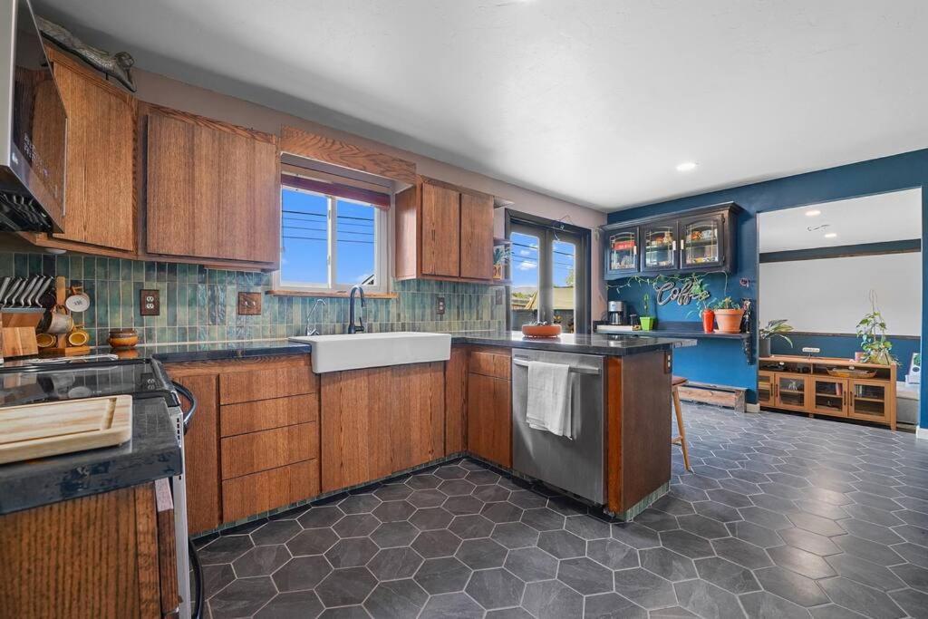 The Cozy Corner - 5 Bed 3Bath - Near Everything view 4
