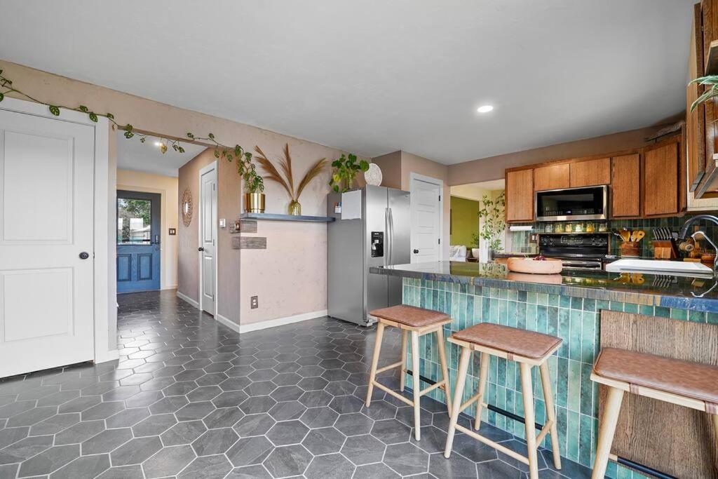 The Cozy Corner - 5 Bed 3Bath - Near Everything view 3