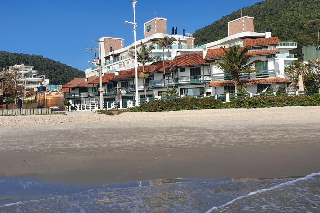 Duplex No 04 de 3 quartos frente ao mar
