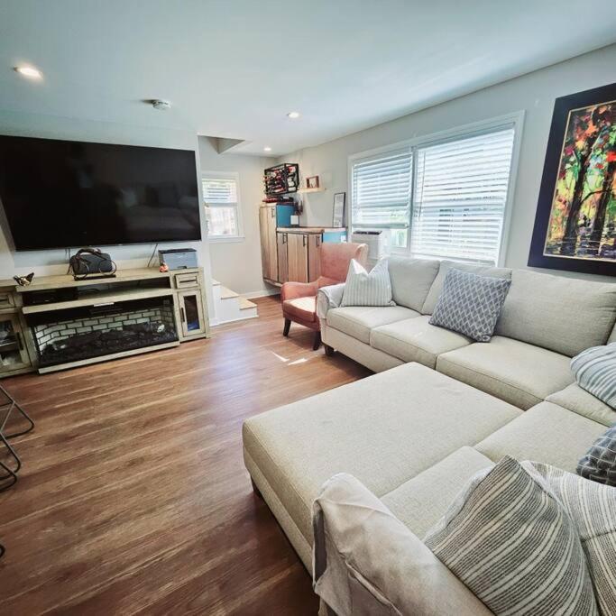 Middletown Modern Townhouse w/Private Fenced Yard - RIBryan Properties view 2