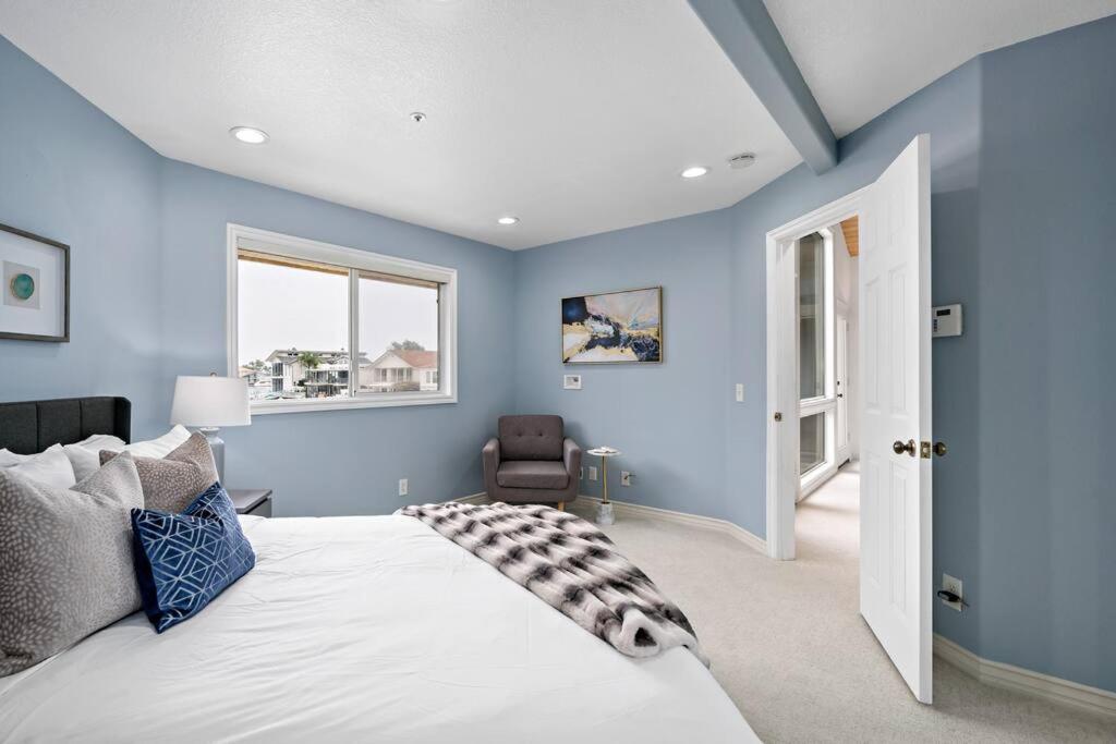 Luxury Waterfront Home in the Heart of the Harbor view 4