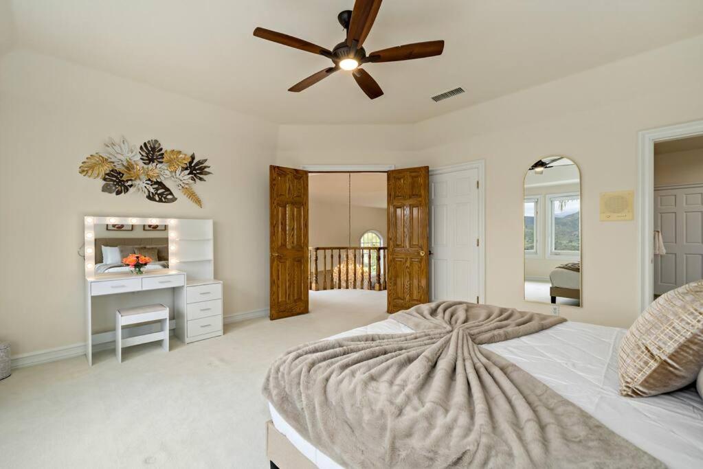 Luxury Oasis With Panoramic Views view 5