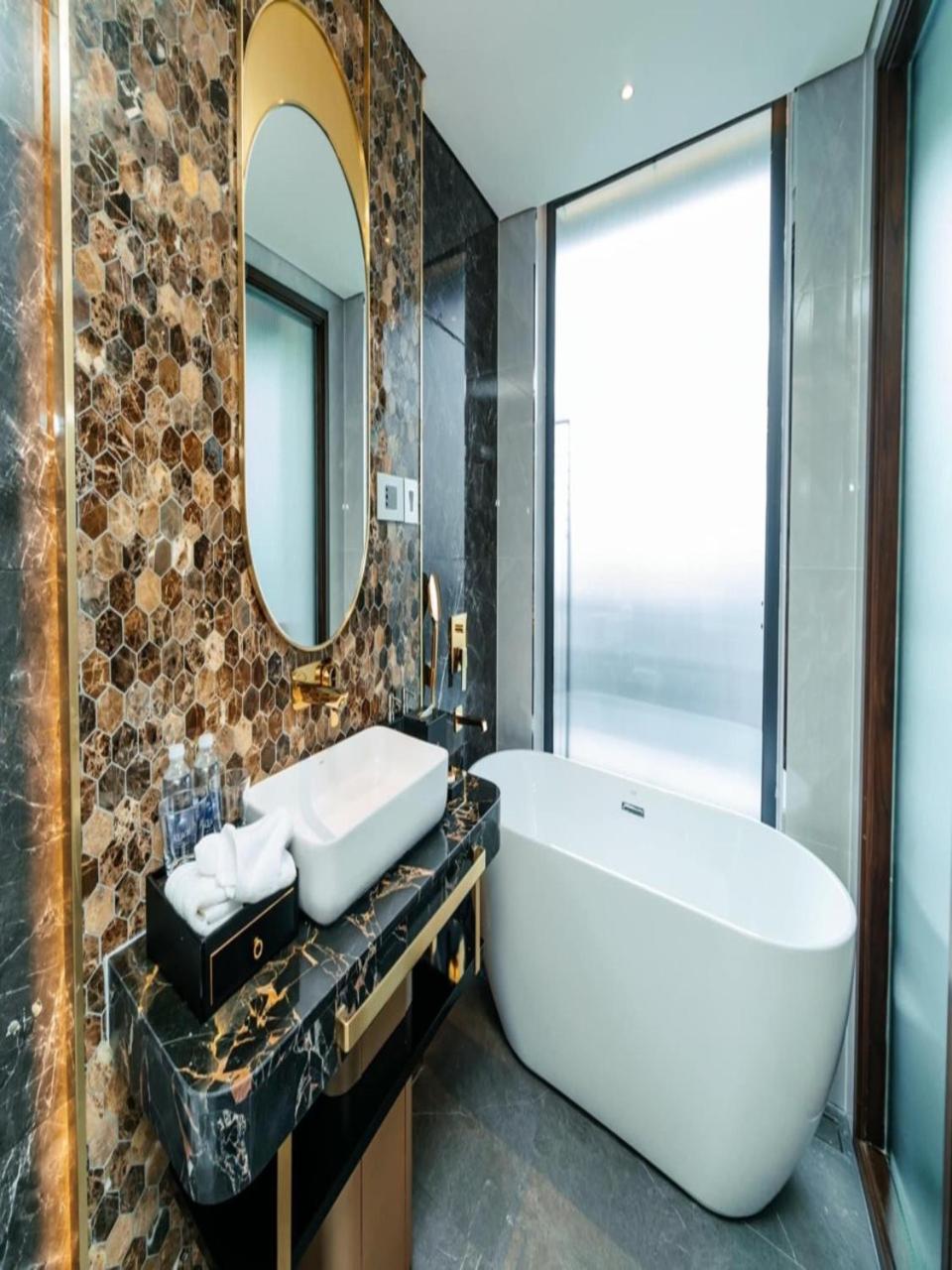 Du thuyến ngủ đêm 6 sao trên vịnh Hạ Long - Đẳng cấp sang trọng SEA view 4