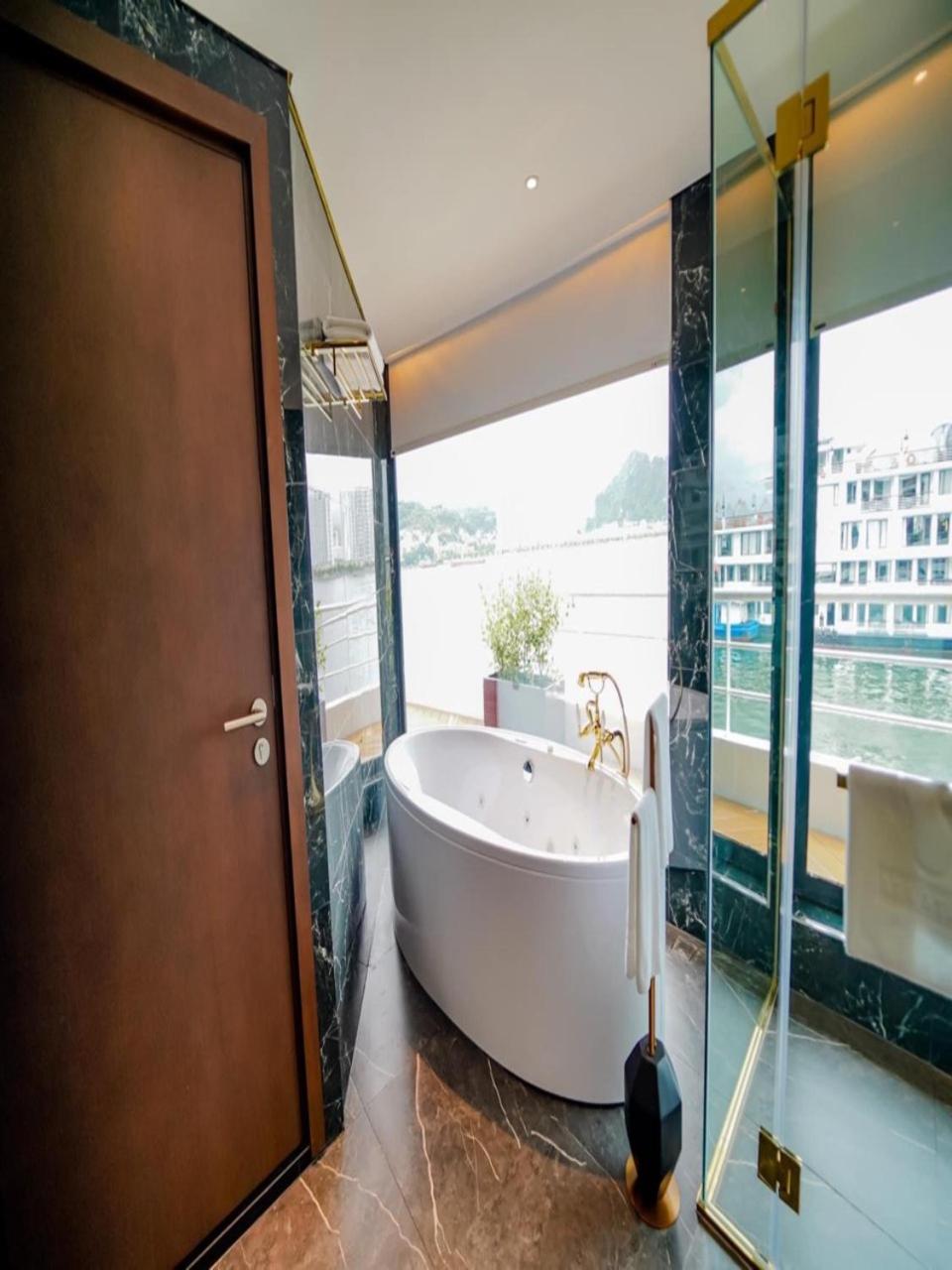 Du thuyến ngủ đêm 6 sao trên vịnh Hạ Long - Đẳng cấp sang trọng SEA view 5