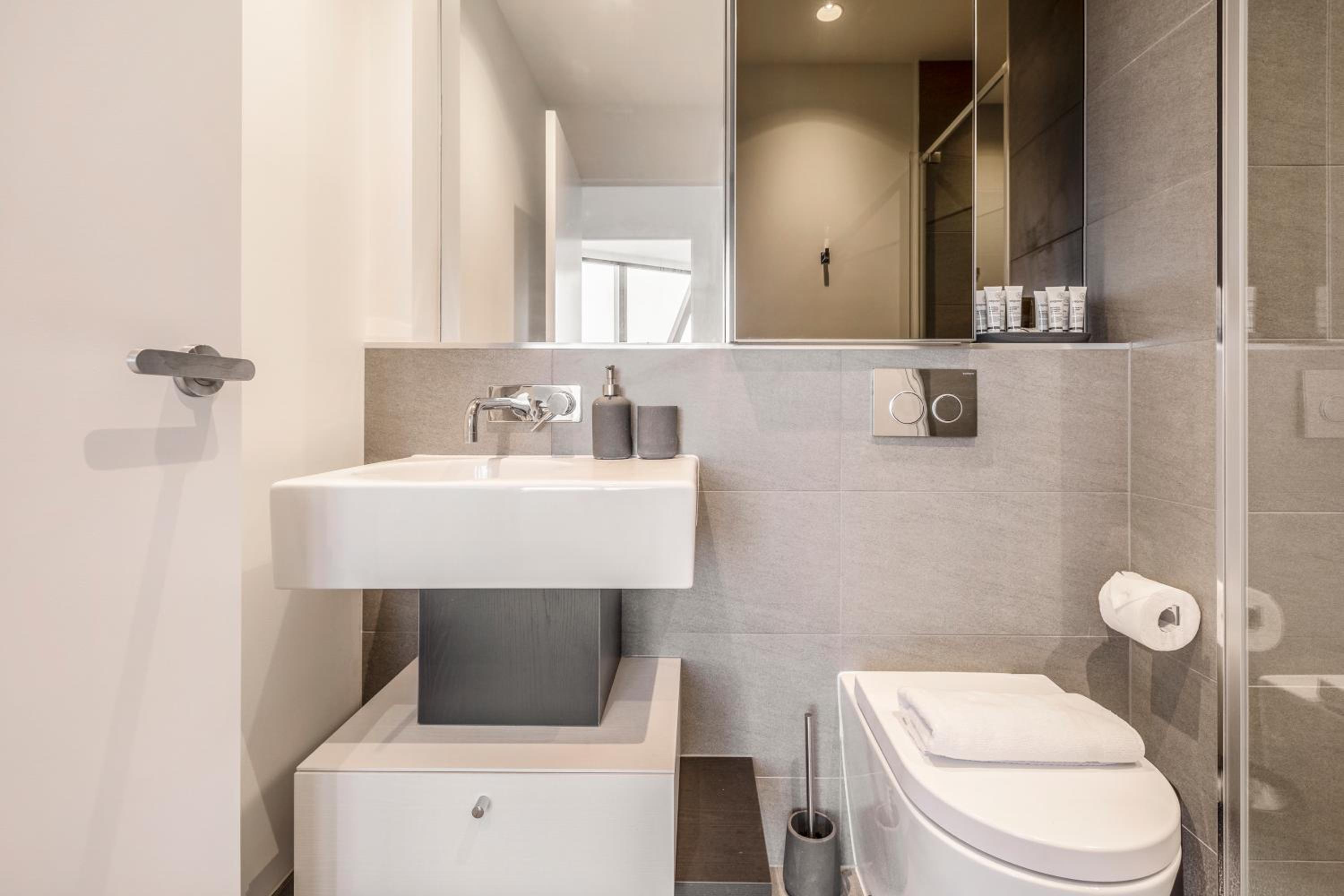 West Side Contemporary Pad in Shopping Precinct