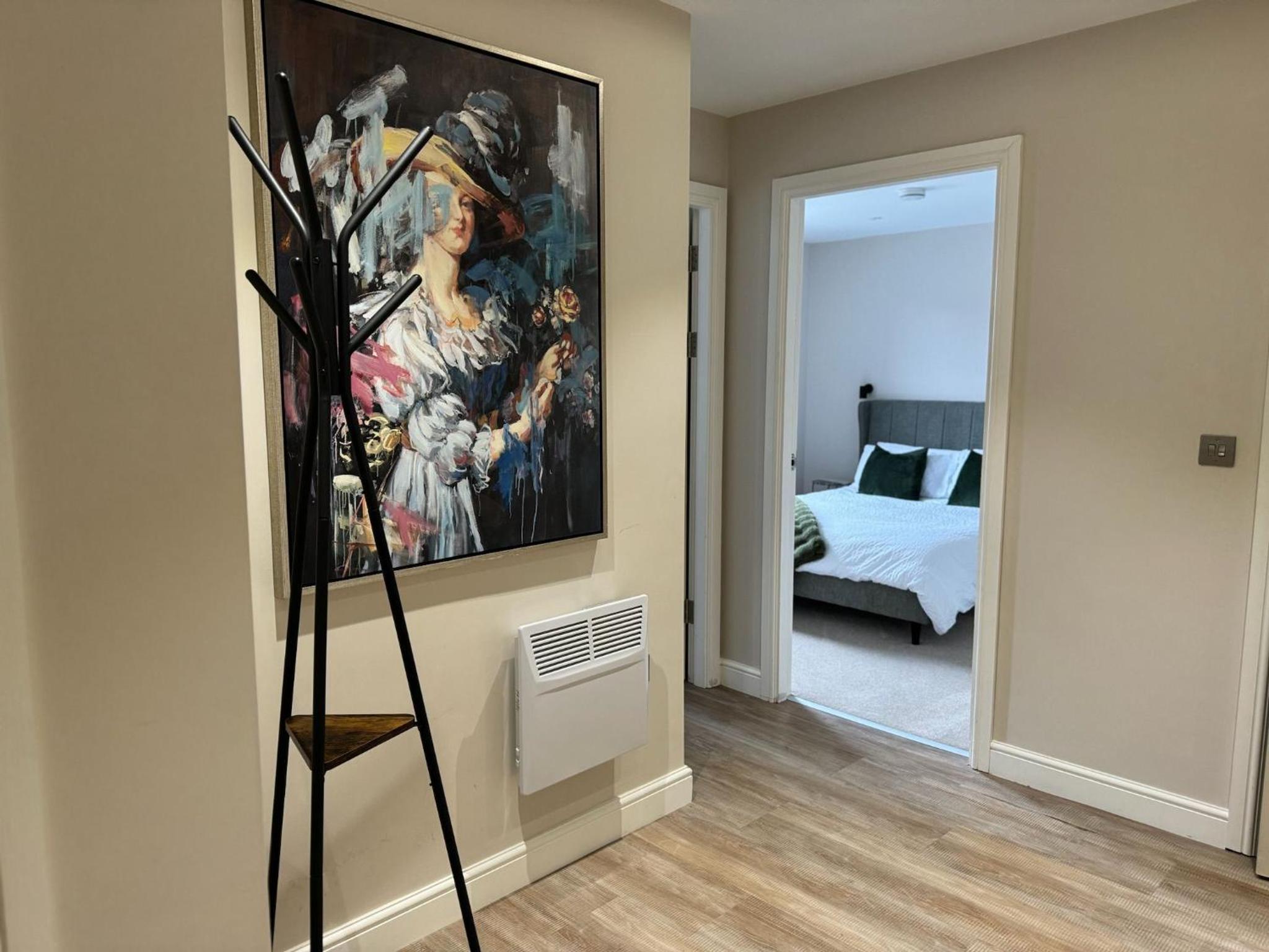 Stylish City Centre Flat - Walk to Trinity & Station