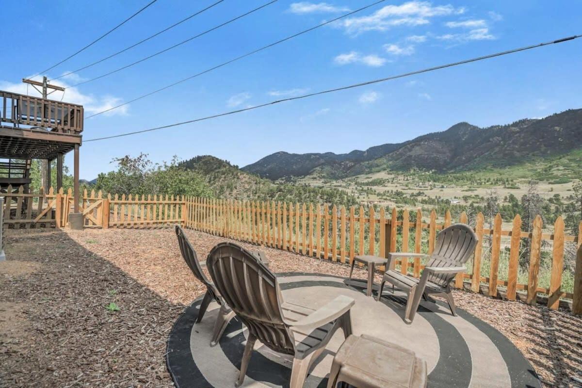 3BD Cowboy Cabin Pikes Peak Mountain Log Cabin view 3