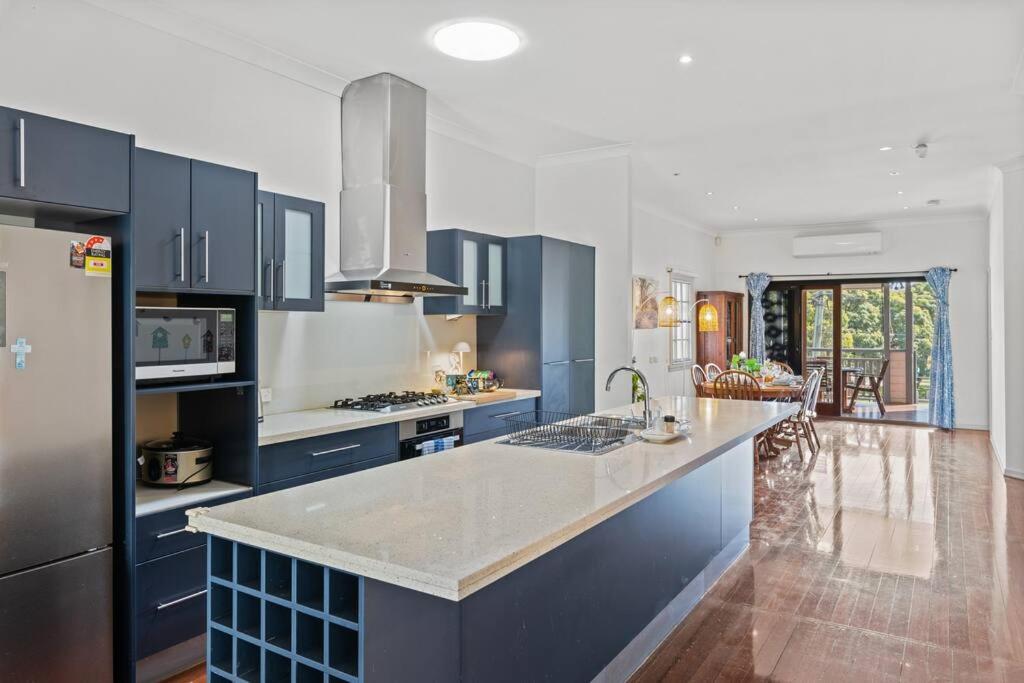 Artistic Queenslander with Park Views - 5 Bedroom - Sleep 10