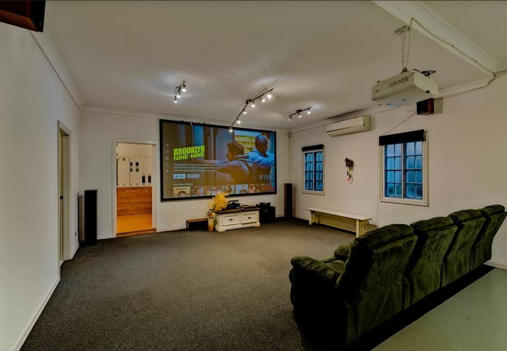 Artistic Queenslander with Park Views - 5 Bedroom - Sleep 10