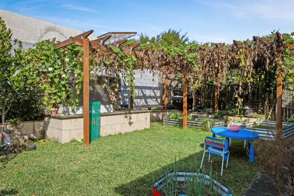 Artistic Queenslander with Park Views - 5 Bedroom - Sleep 10