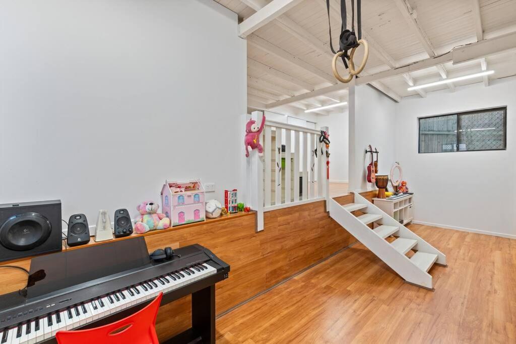 Artistic Queenslander with Park Views - 5 Bedroom - Sleep 10