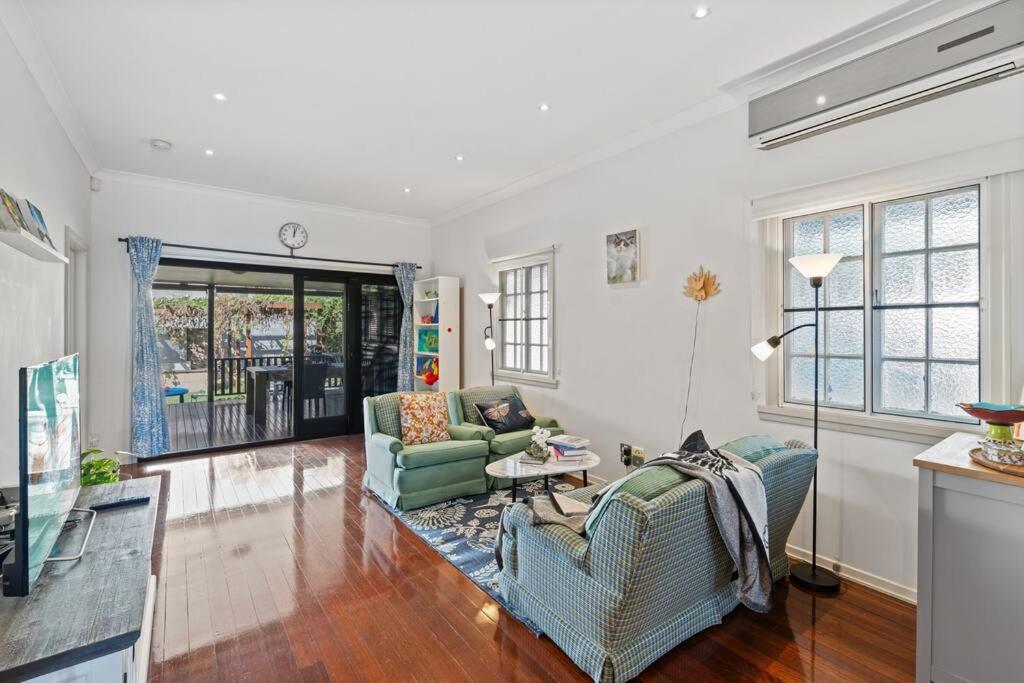 Artistic Queenslander with Park Views - 5 Bedroom - Sleep 10