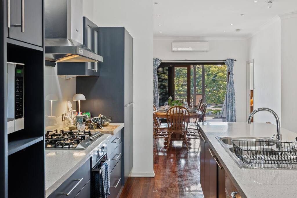 Artistic Queenslander with Park Views - 5 Bedroom - Sleep 10