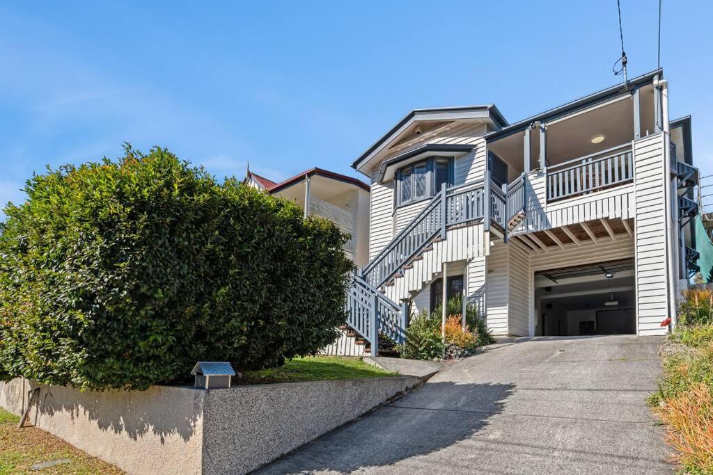Artistic Queenslander with Park Views - 5 Bedroom - Sleep 10