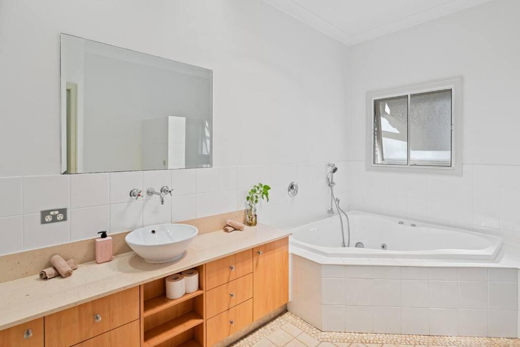 Artistic Queenslander with Park Views - 5 Bedroom - Sleep 10