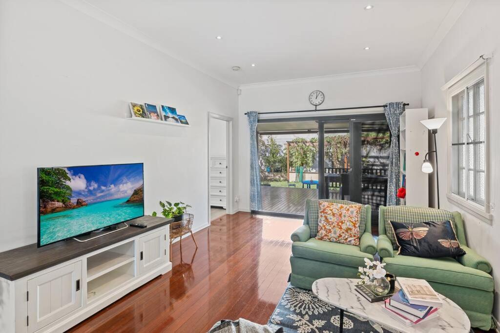 Artistic Queenslander with Park Views - 5 Bedroom - Sleep 10
