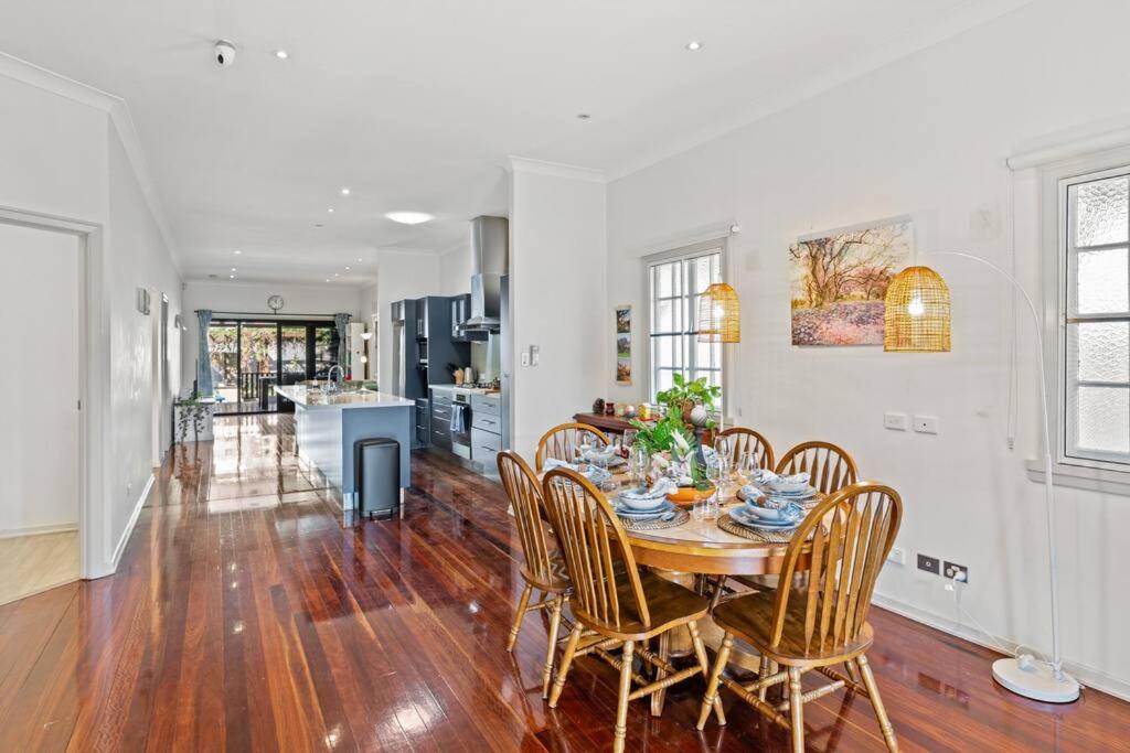 Artistic Queenslander with Park Views - 5 Bedroom - Sleep 10