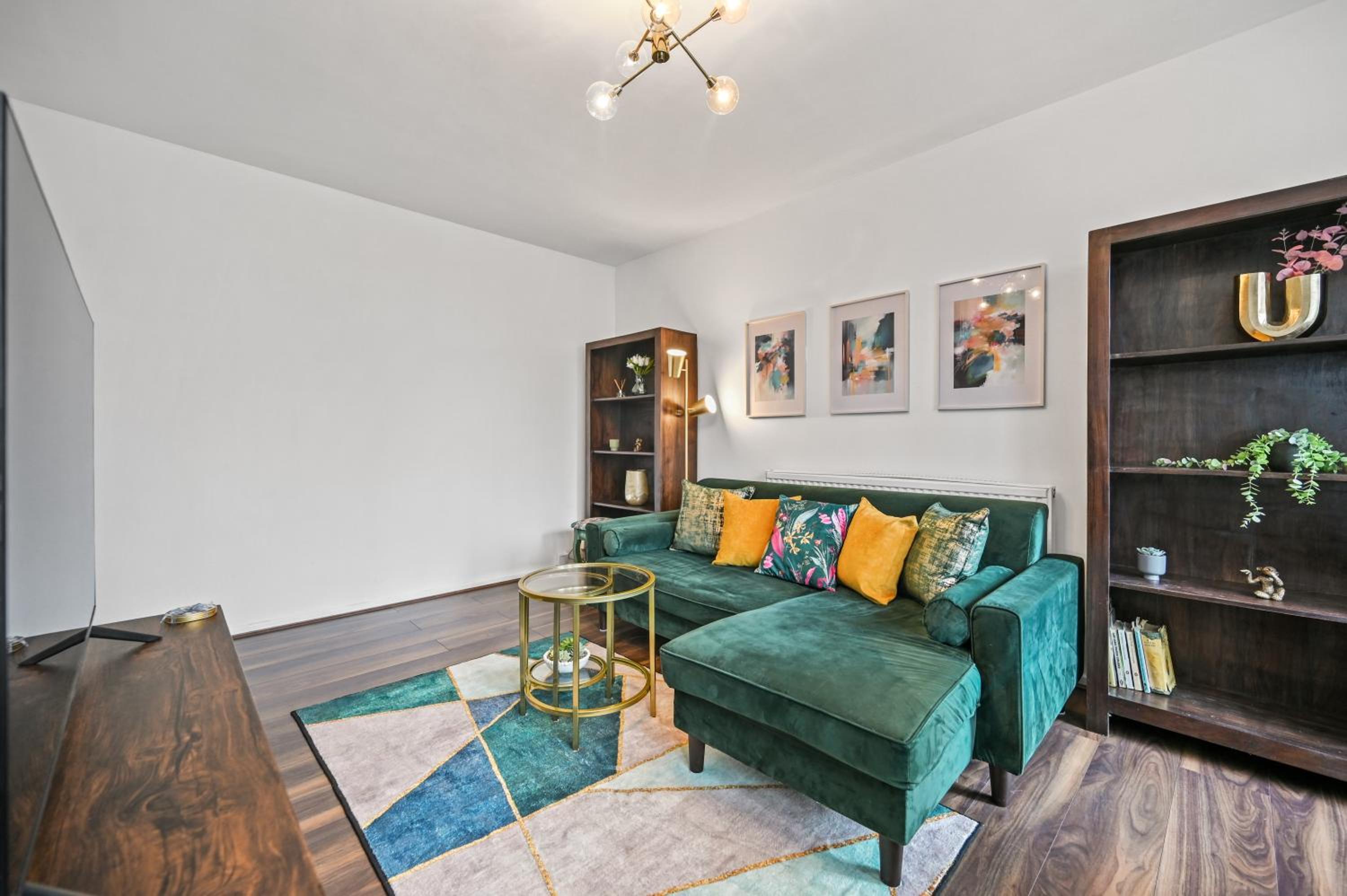 Chic 2-Bed Flat with Workspace, Balcony, Parking