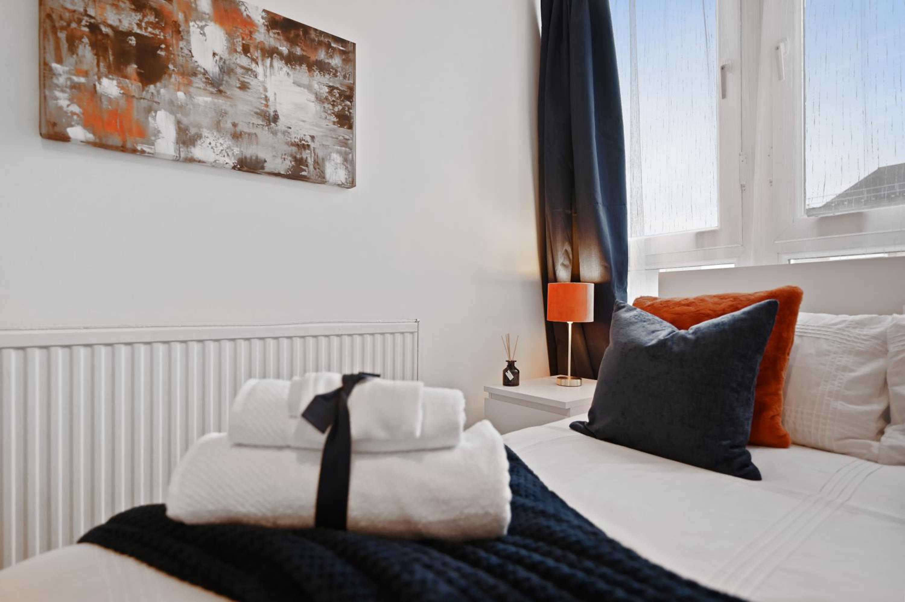 Chic 2-Bed Flat with Workspace, Balcony, Parking