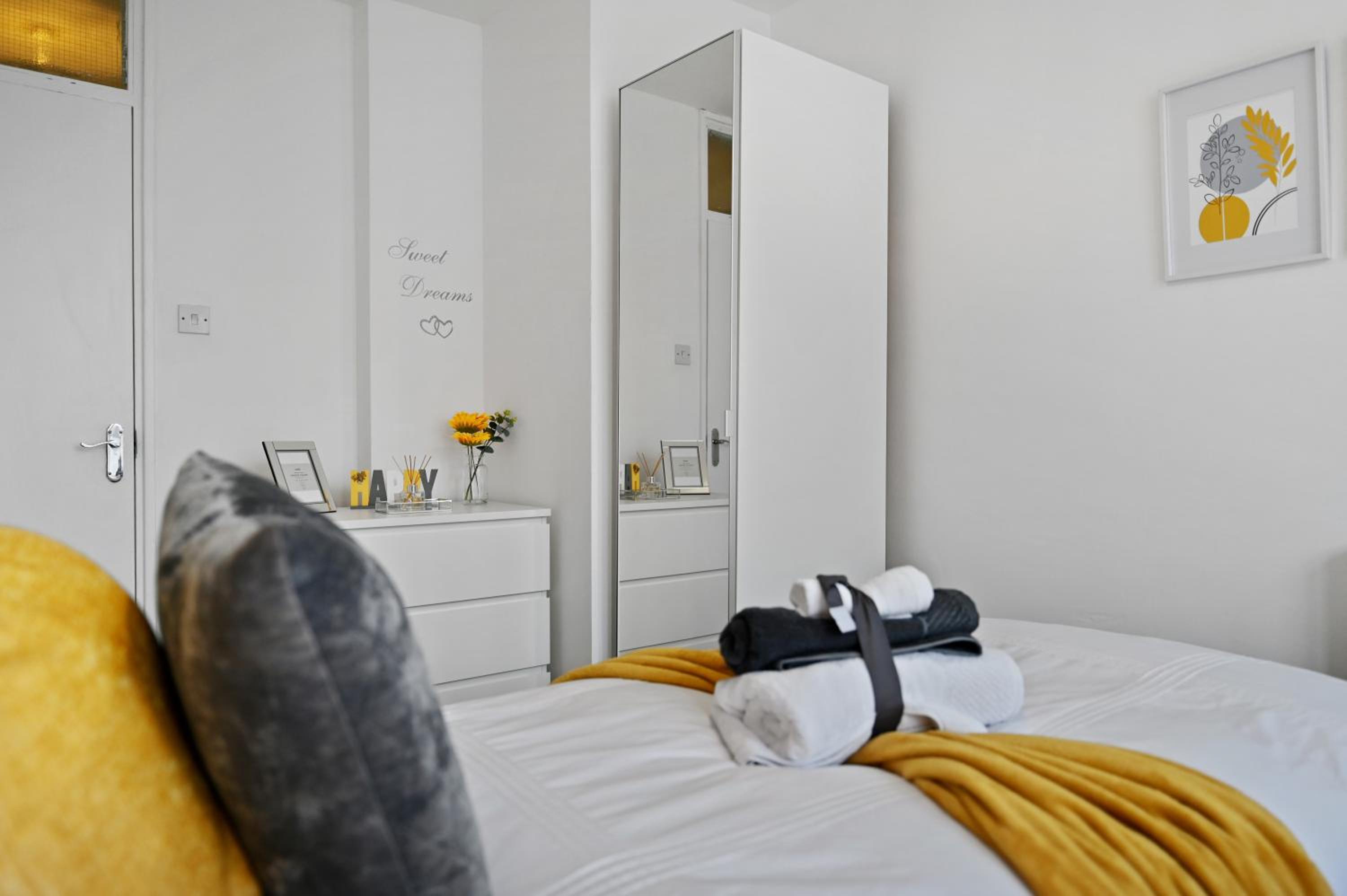 Chic 2-Bed Flat with Workspace, Balcony, Parking