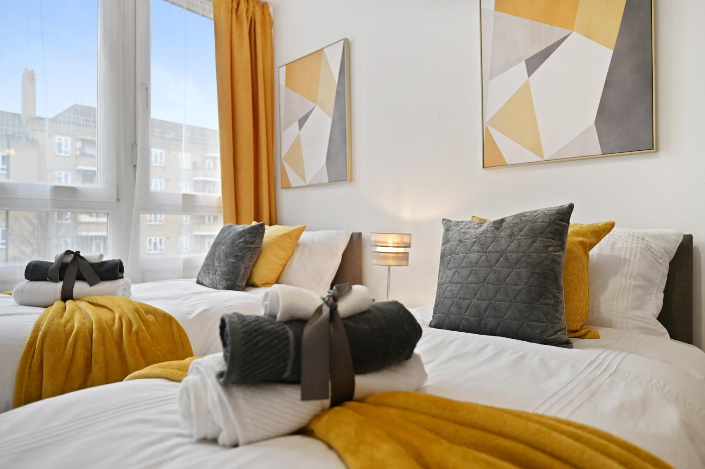 Chic 2-Bed Flat with Workspace, Balcony, Parking