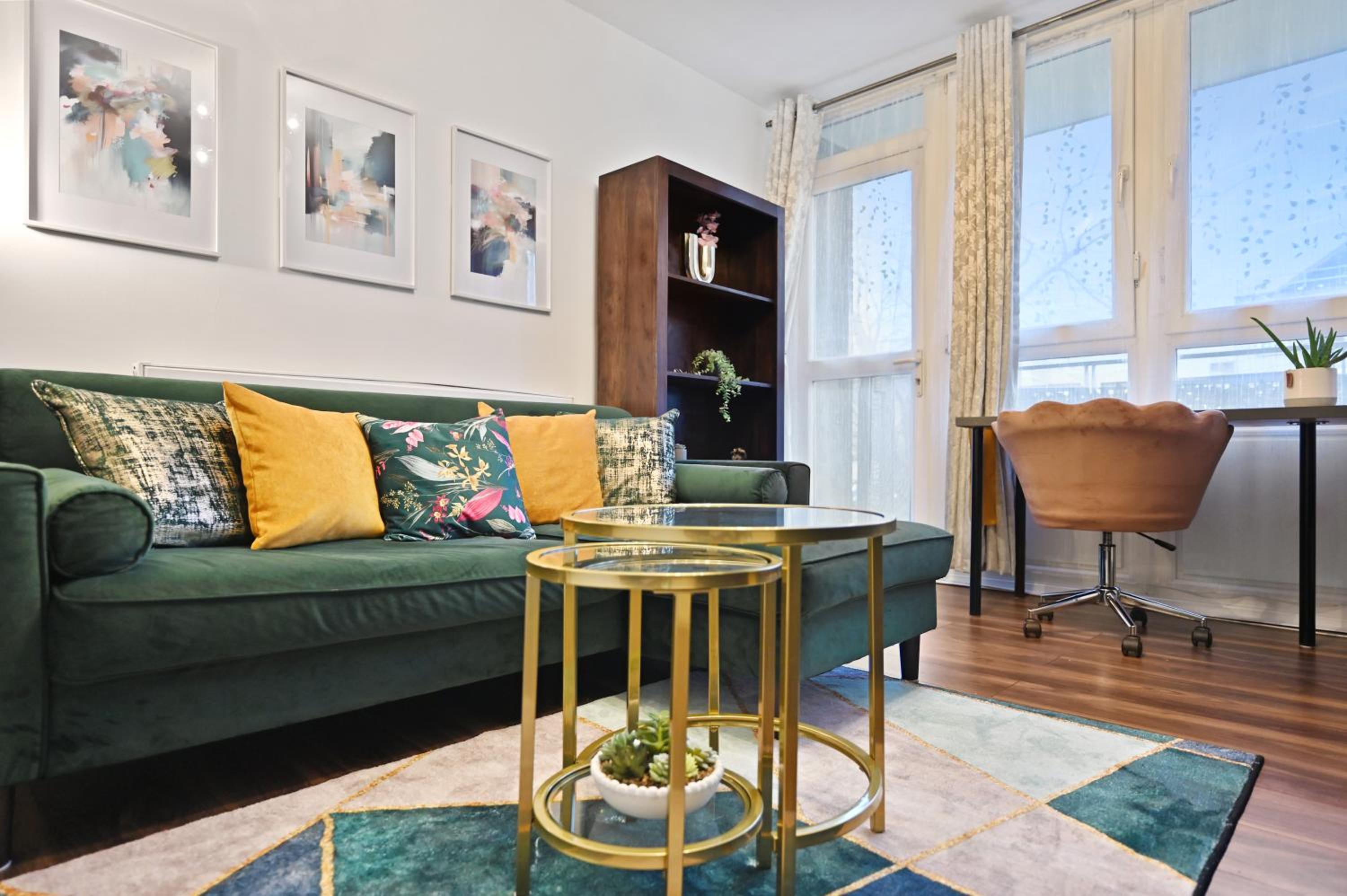 Chic 2-Bed Flat with Workspace, Balcony, Parking